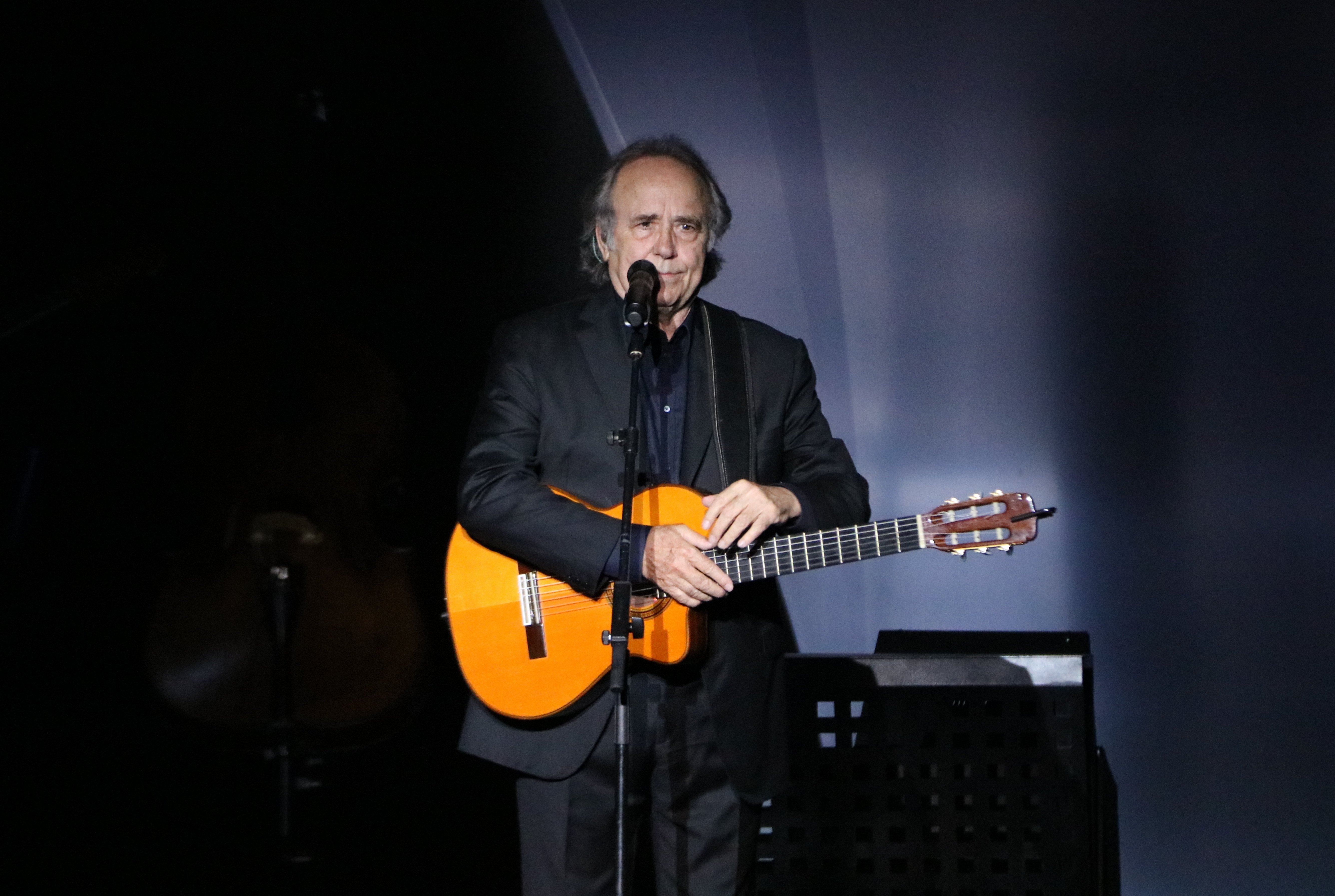 Serrat cancela seis conciertos por una laringitis