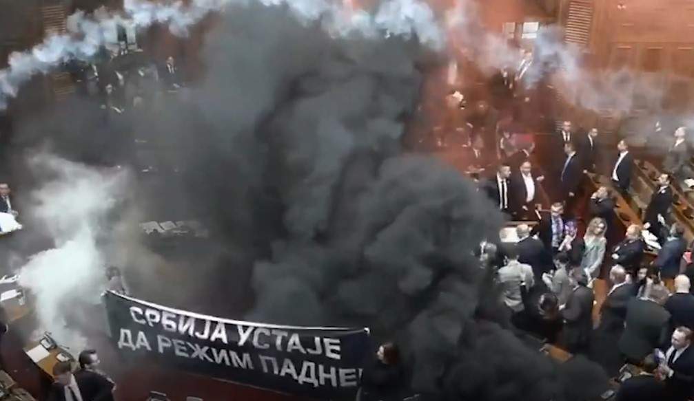L'oposició sèrbia llença bombes de fum dins del parlament i una diputada resulta ferida greu
