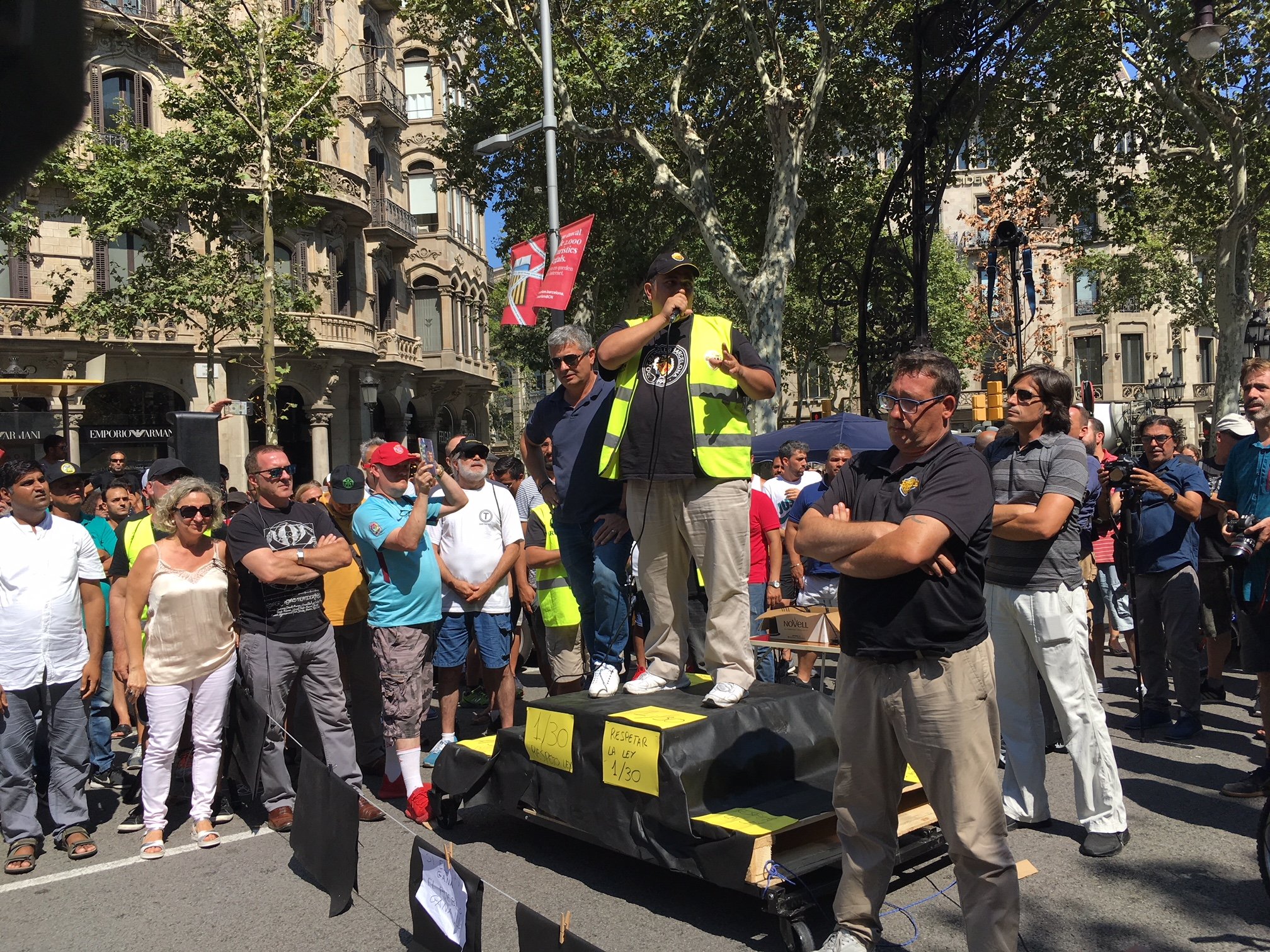 Los taxistas decretan servicios mínimos gratuitos y mantienen la huelga hasta mañana