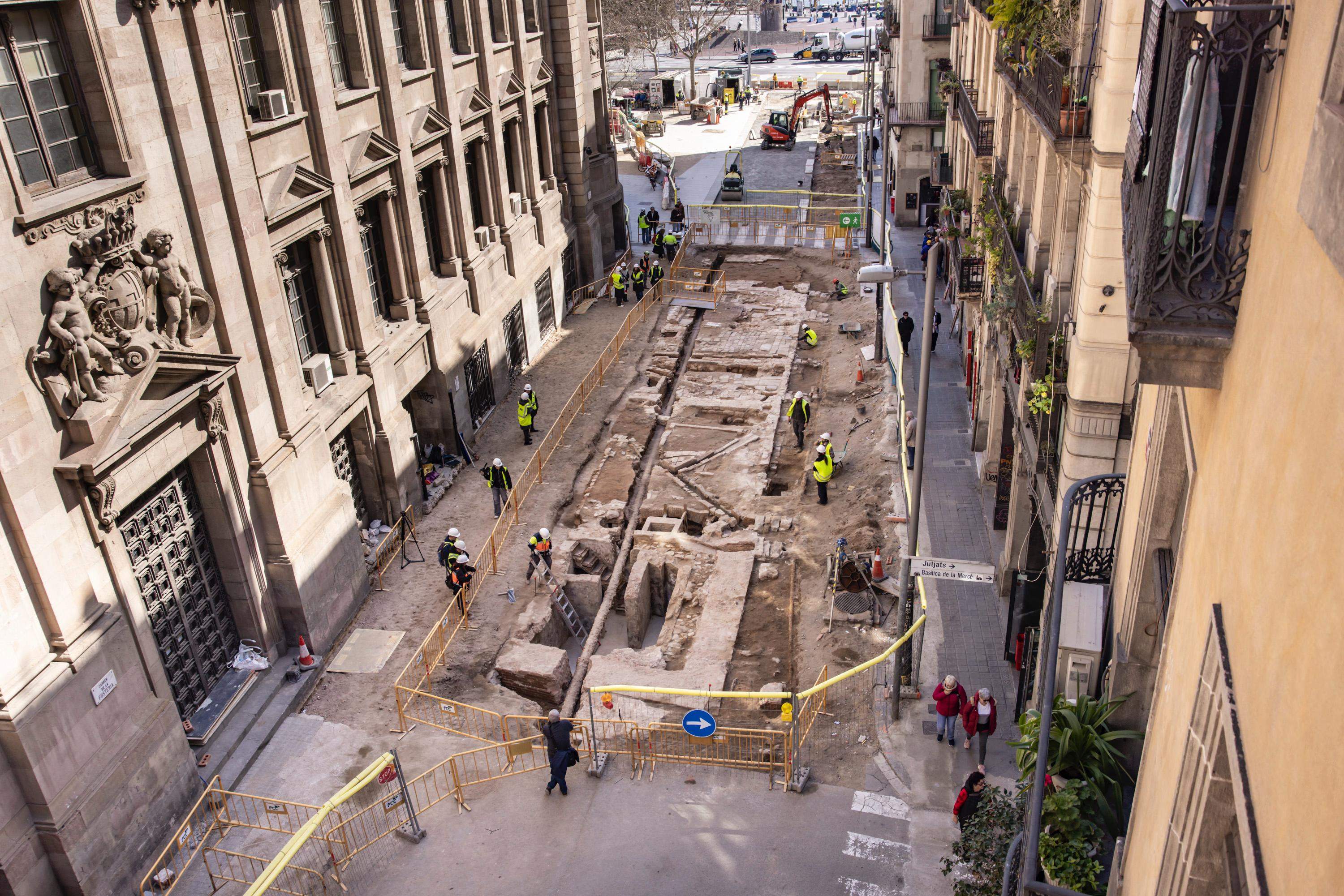 Aflora un 'mini Born' al costat de Correus: cinc cases medievals al carrer Fusteria de Barcelona