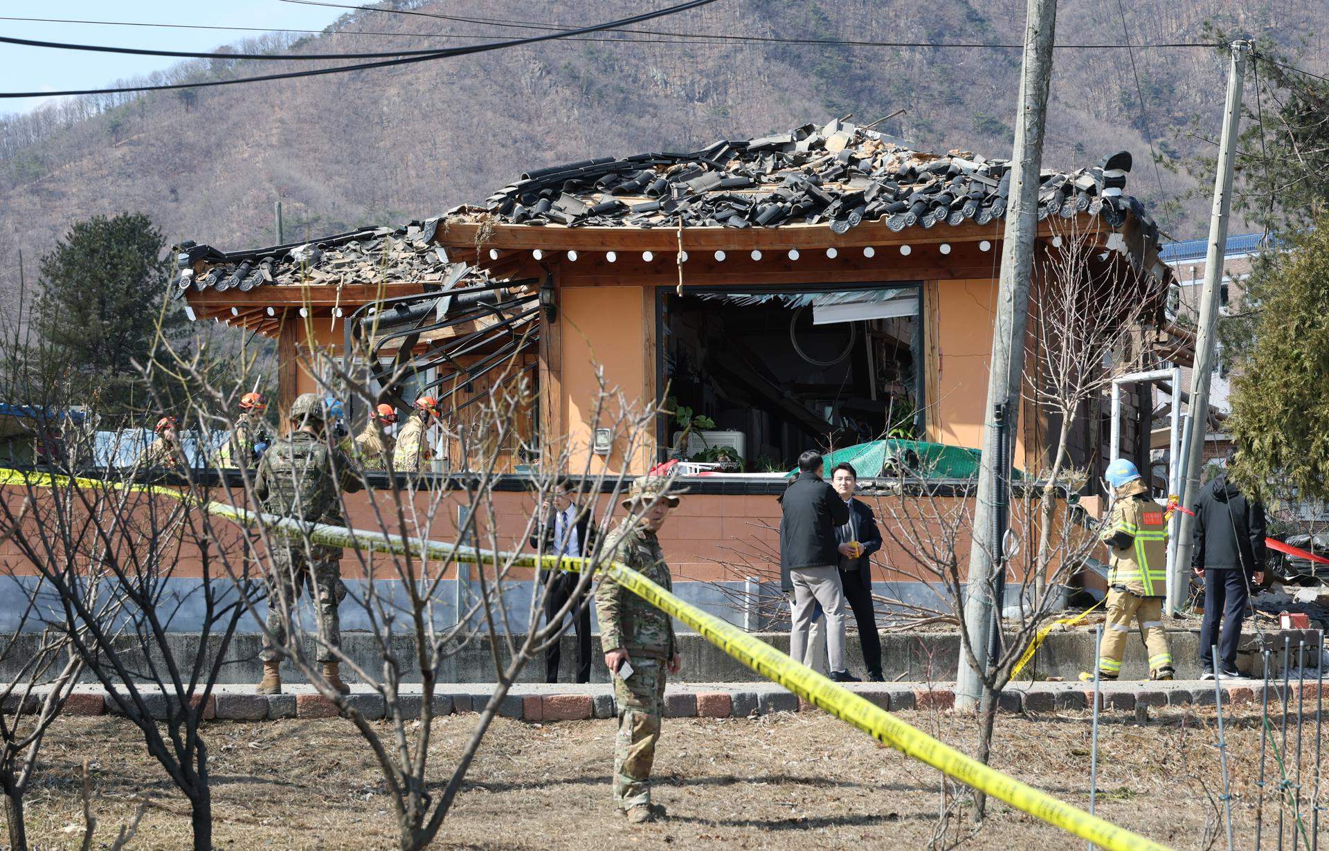 Un avió militar sud-coreà llança accidentalment vuit bombes sobre una zona poblada: set ferits