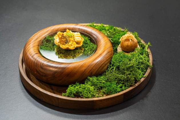 La cazoleta de sardina fumada con texturas de maíz y el buñuelo|chapuza de careta de cerdo char siu del Hiu / Foto: Marta Garreta