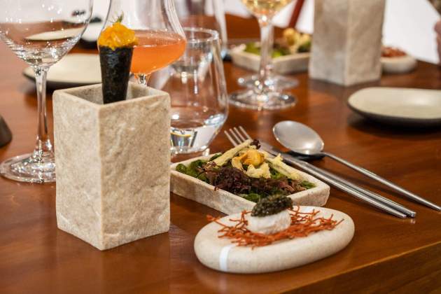 El trío de snacks conformados por el temaki de tártaro de cecina con kimchi, el hinojo de mar con canyut y el koji con caviar / Foto: Marta Garreta