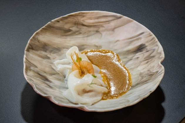 El suquet con curri rojo, velo de calamar y gamba blanca del Hiu / Foto: Marta Garreta