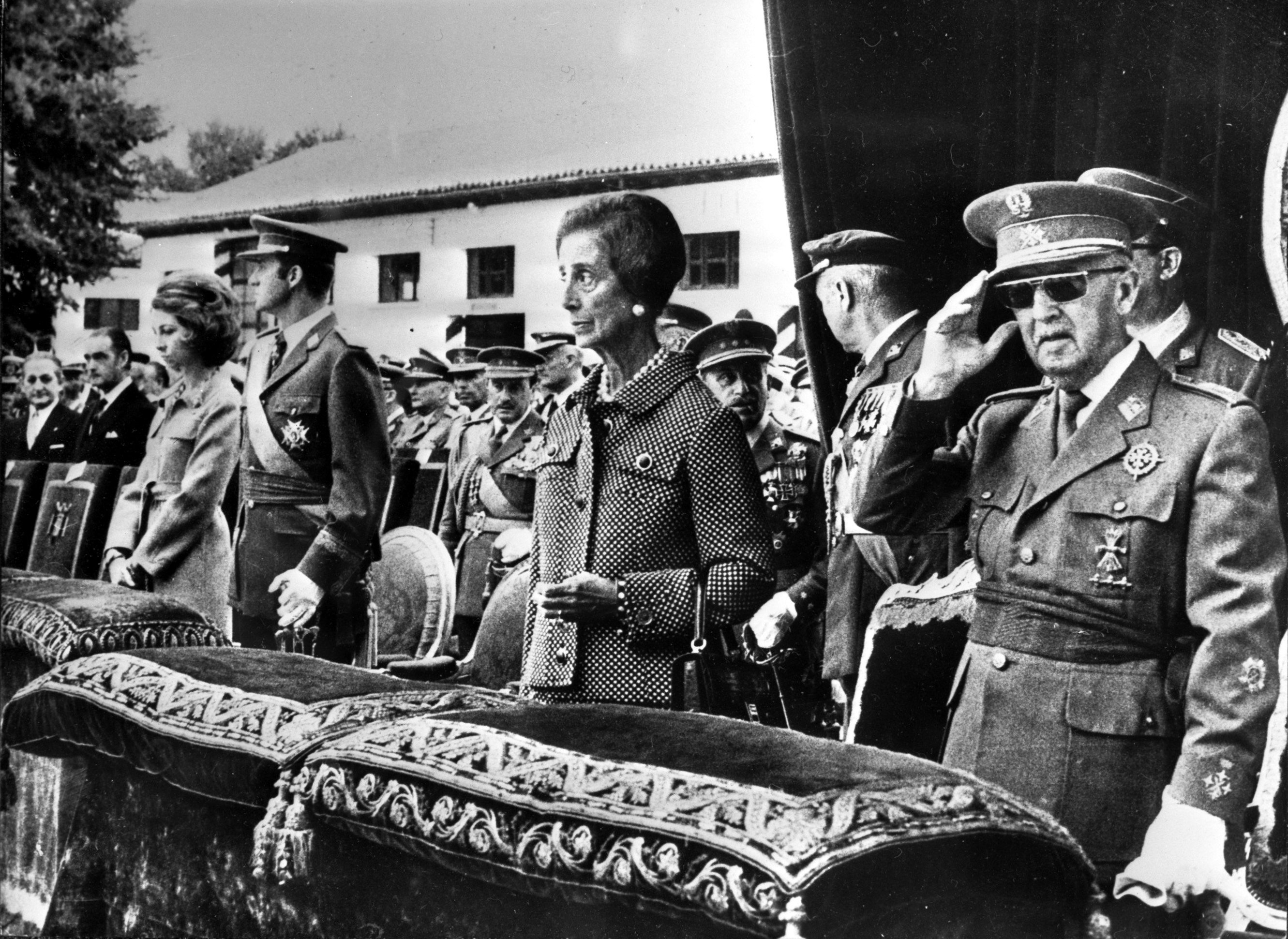 Soroll de sabres: 181 comandaments militars defensen Franco