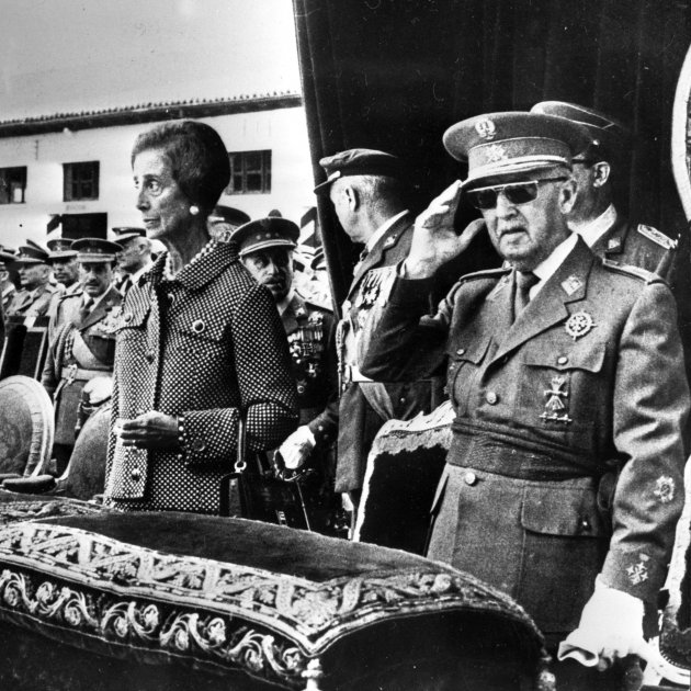 Ruido de sables: 181 mandos militares defienden a Franco