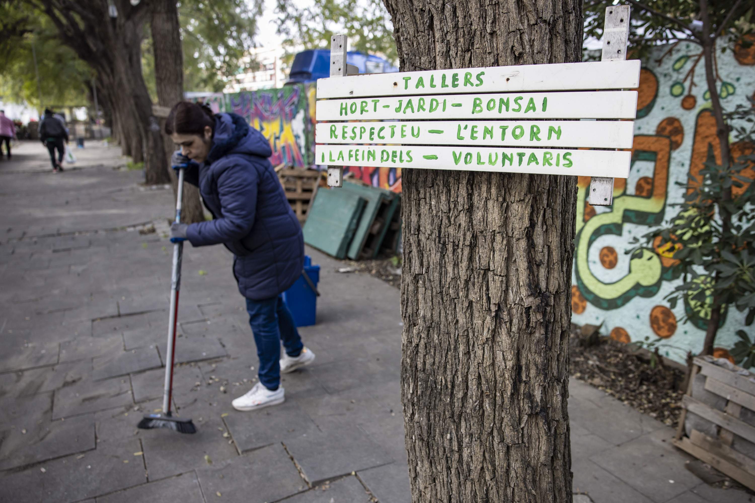 El Jardí de l’Estació de Magòria, un oasi verd i sostenible gestionat per veïnes, a la corda fluixa