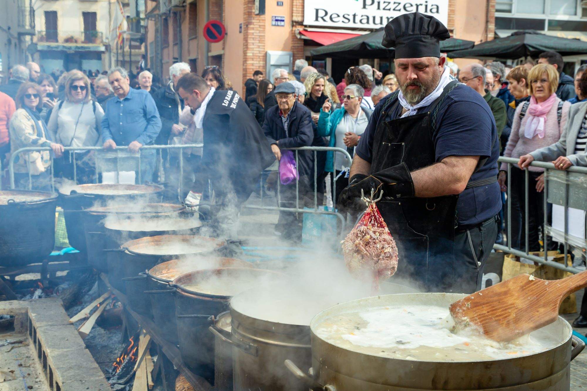 La festa de les cassoles que celebra 150 anys fent bullir l'olla a la Noguera