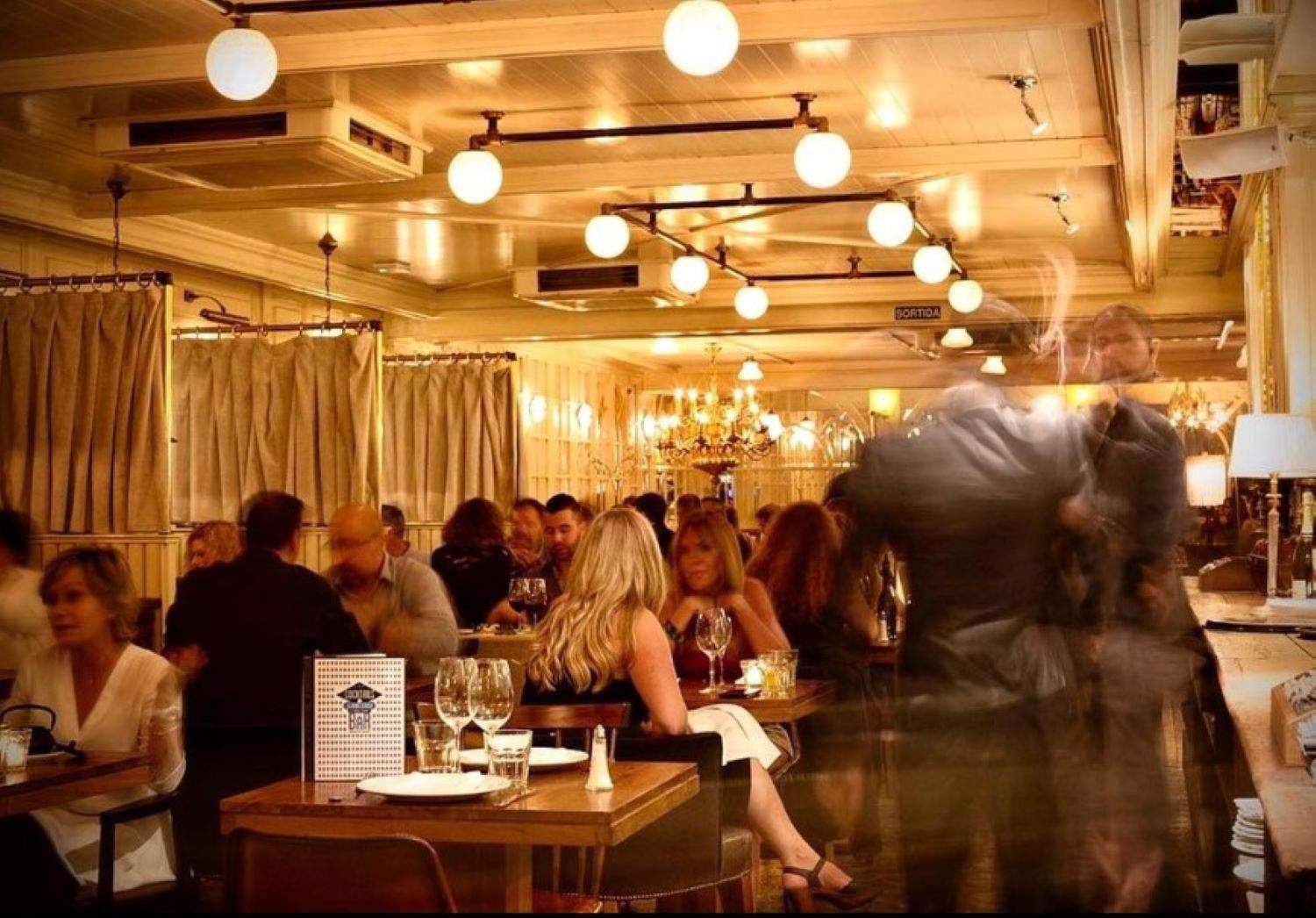 Un restaurant íntim al cor de Barcelona amb plats fets a casa ideals per compartir