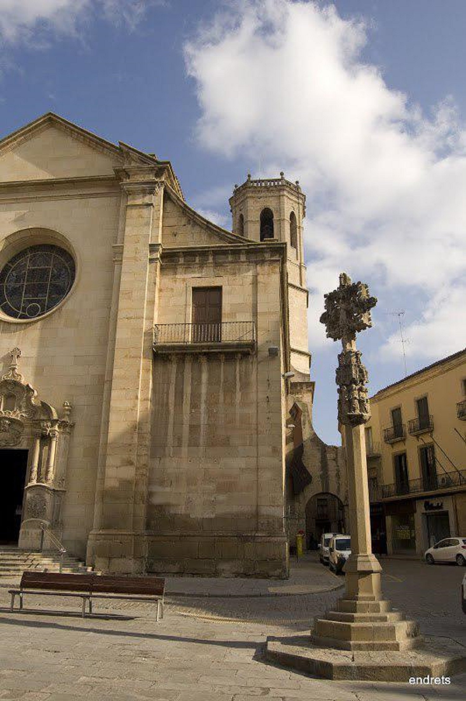 Piden la retirada de una cruz franquista de la plaza Major de Tàrrega