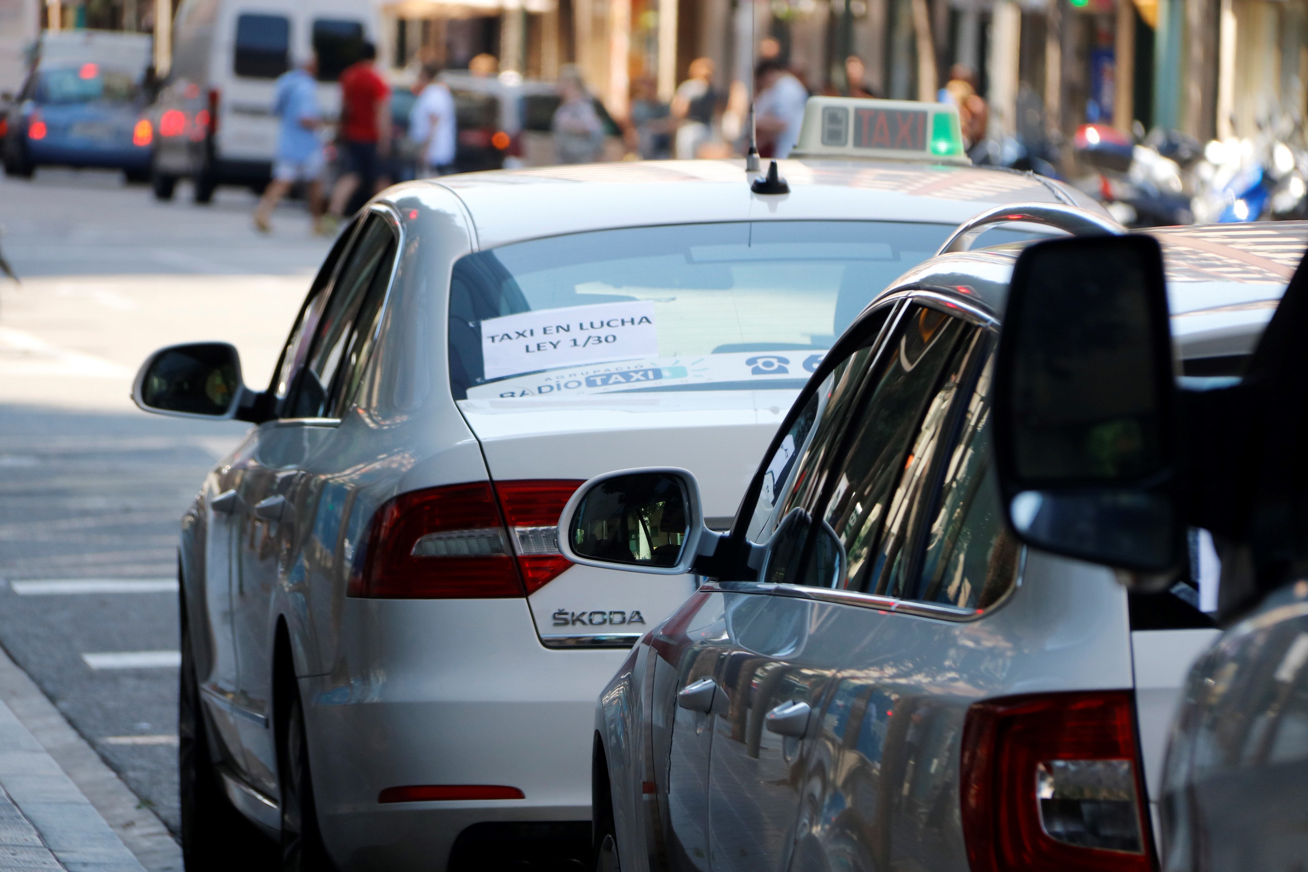 Unos 200 taxis bloquean el centro de Tarragona