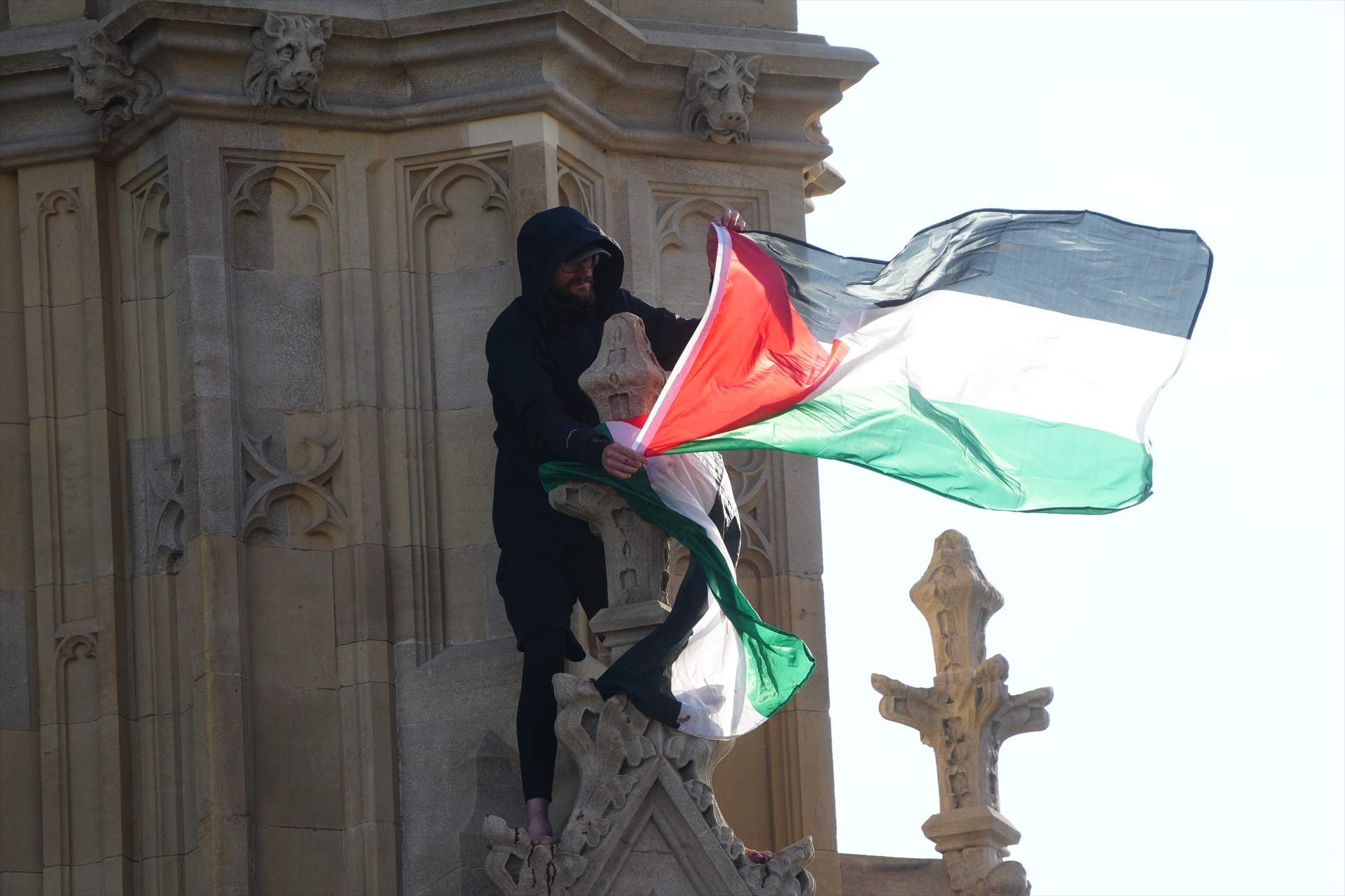 Un hombre se sube durante horas a la torre del Big Ben de Londres enarbolando la bandera palestina