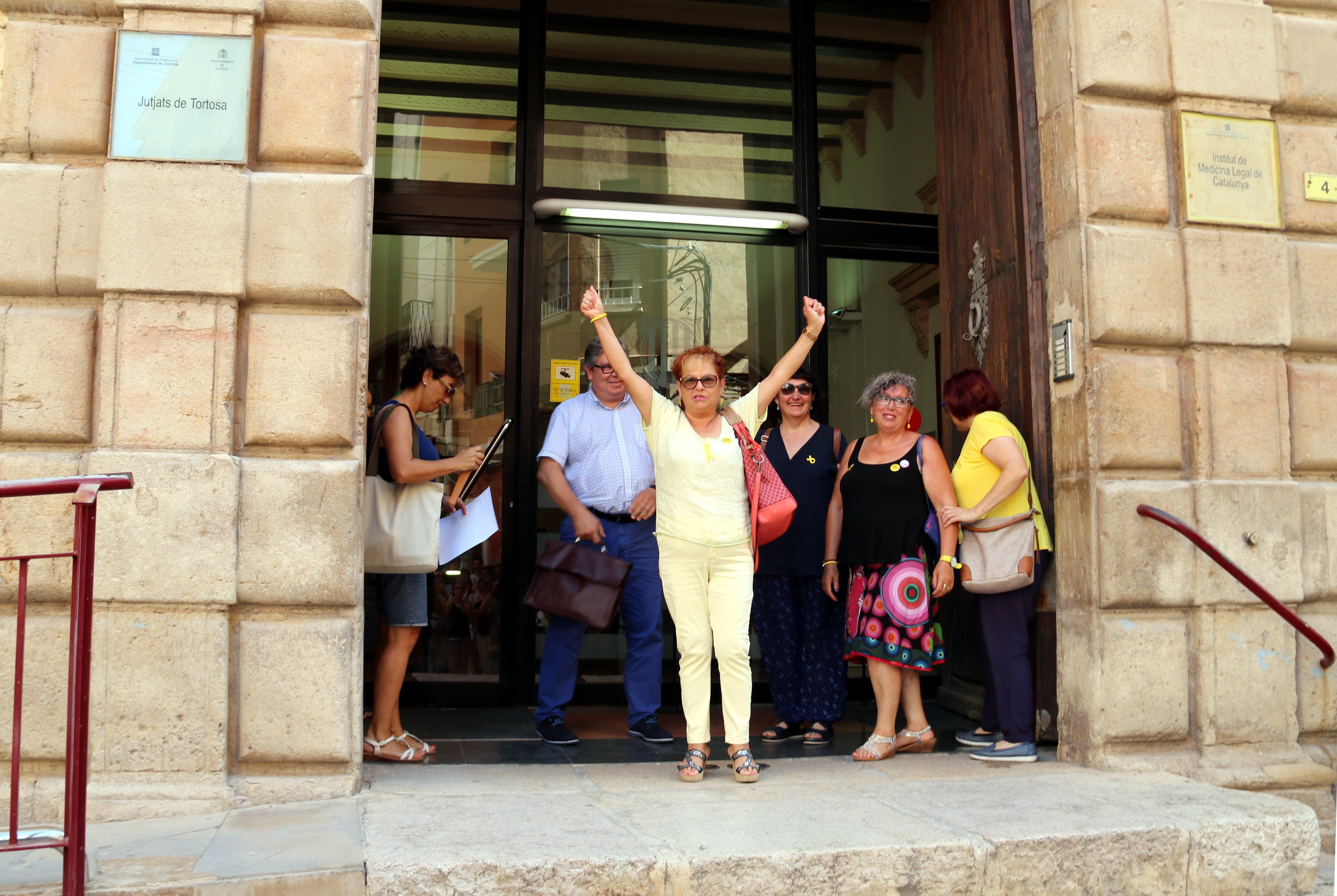 Absuelto el acusado de intimidar a una mujer que ponía lazos amarillos en Tortosa