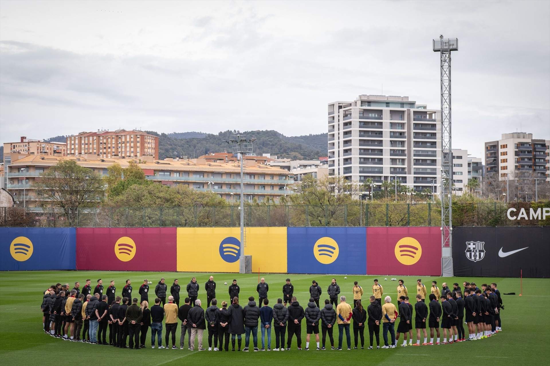 Emotiu minut de silenci de la plantilla del Barça en memòria del doctor Carles Miñarro