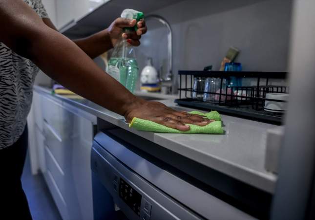 EuropaPress 4663777 empleada hogar limpia encimera cocina dia aprobado paro empleadas hogar EuropaPress 4663777 empleada hogar limpia encimera cocina dia aprobado paro empleadas hogar