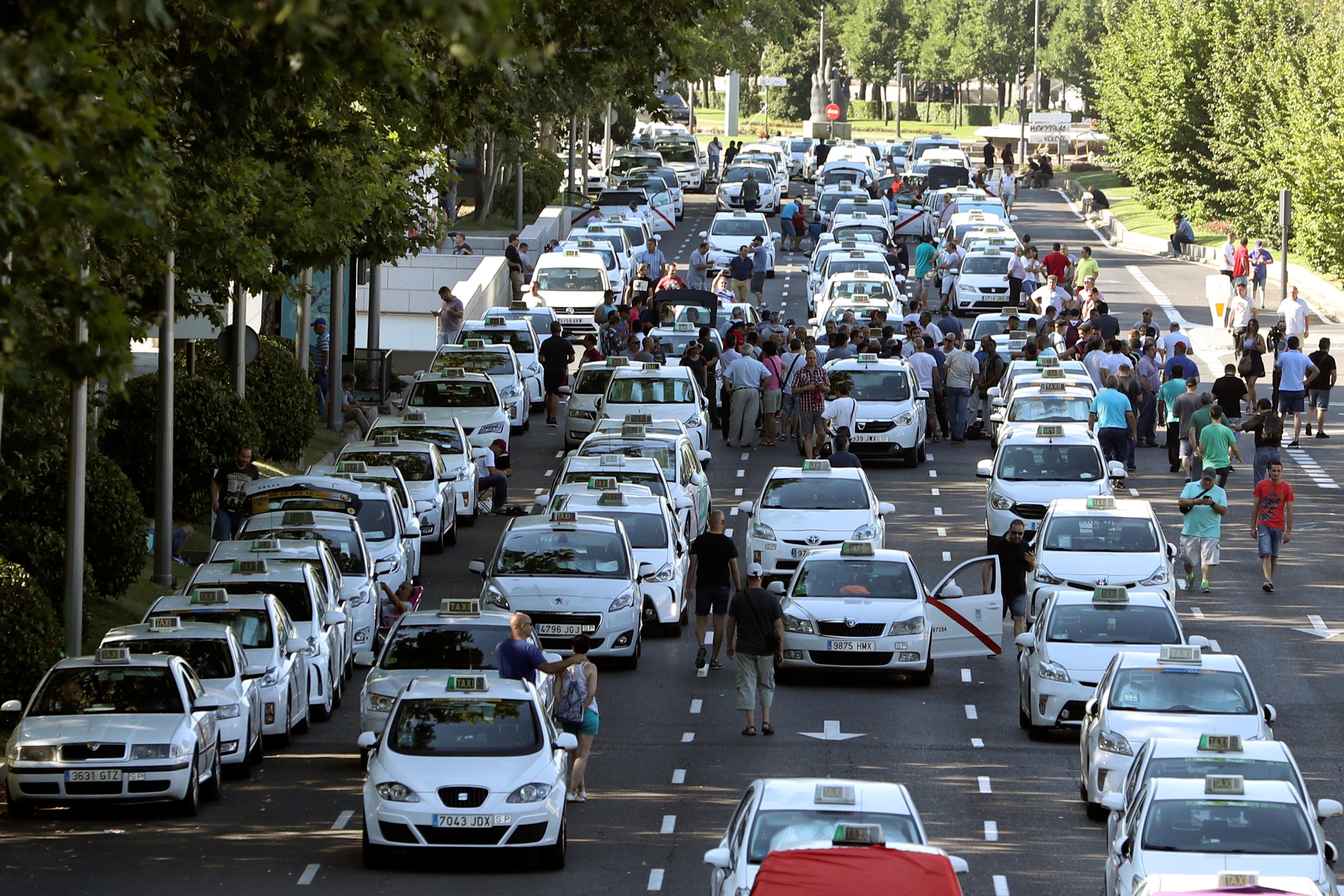 Un taxista ferit greu en ser atropellat quan intentava tallar l'A-2 a Madrid