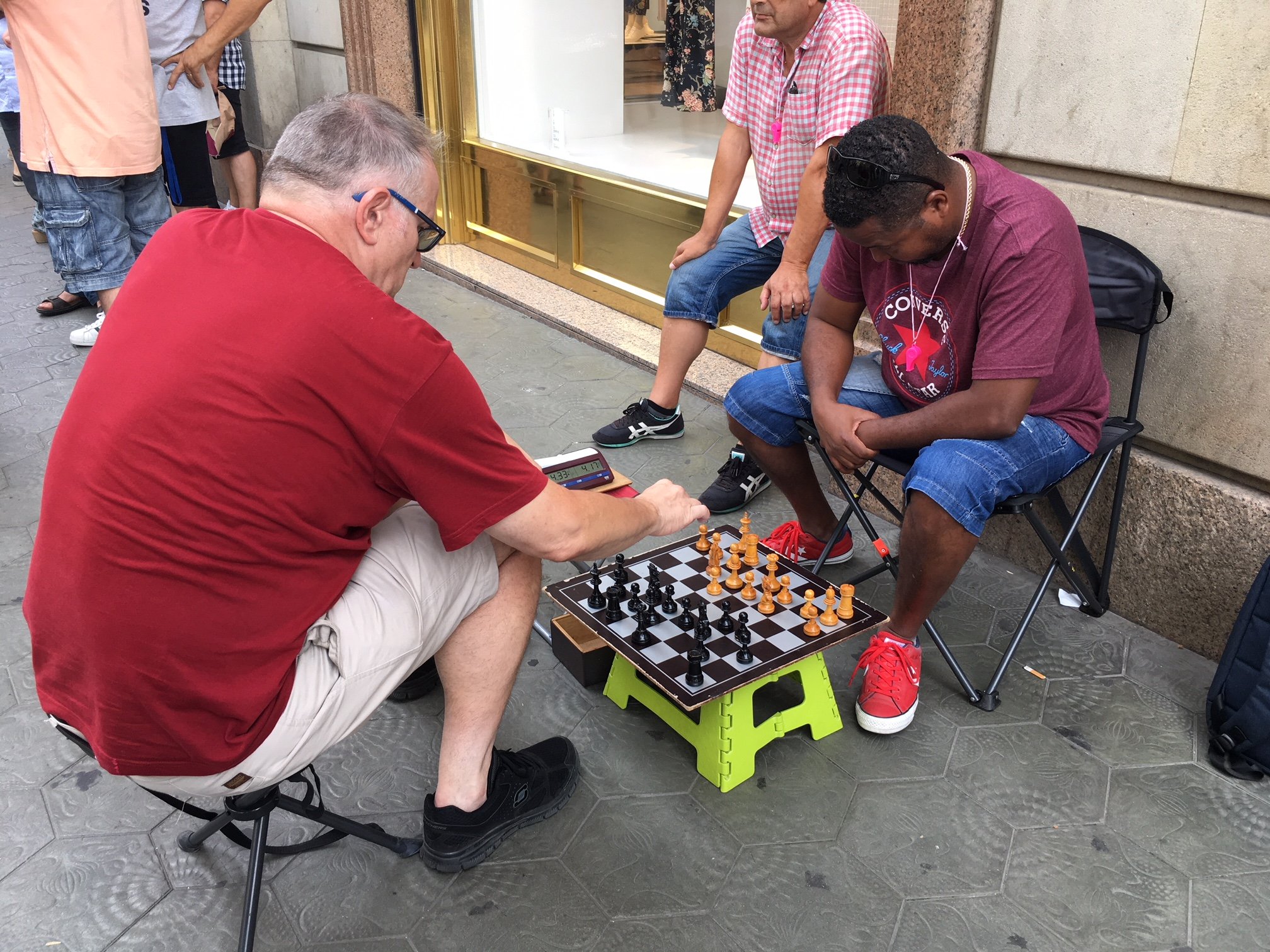 taxistas barcelona juegan domino