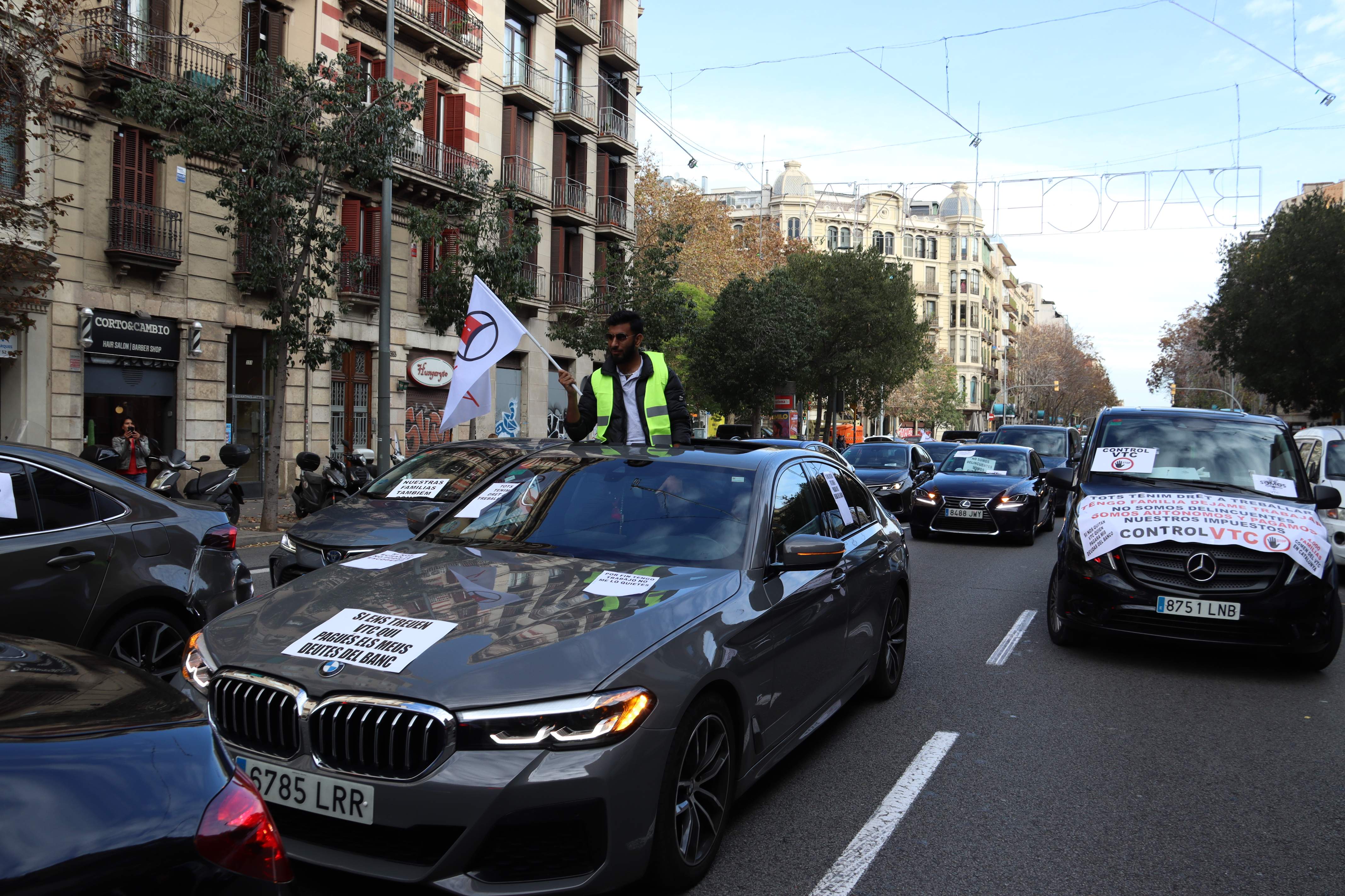 Un estudi del sector del taxi alerta que augmentar llicències de VTC col·lapsaria Barcelona