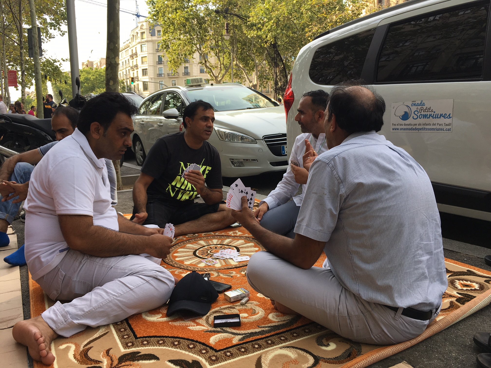 taxistas Barcelona juegan a cartas. Gisela Rodríguez