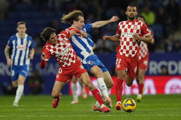 Bryan Gil Král lucha balón / Foto: EFE