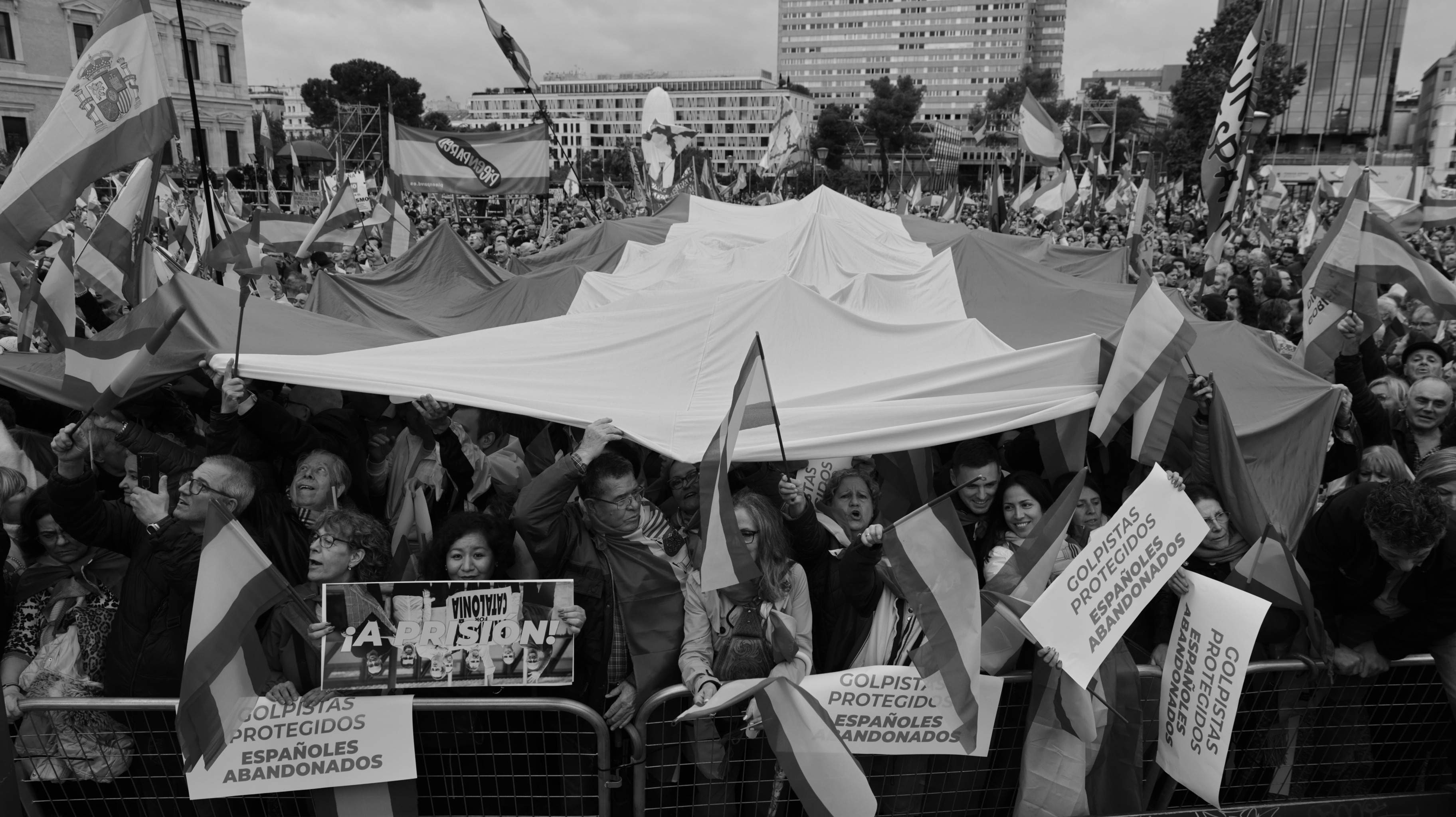 La prensa conservadora más avariciosa que nunca: ella decide quién puede ondear la bandera española