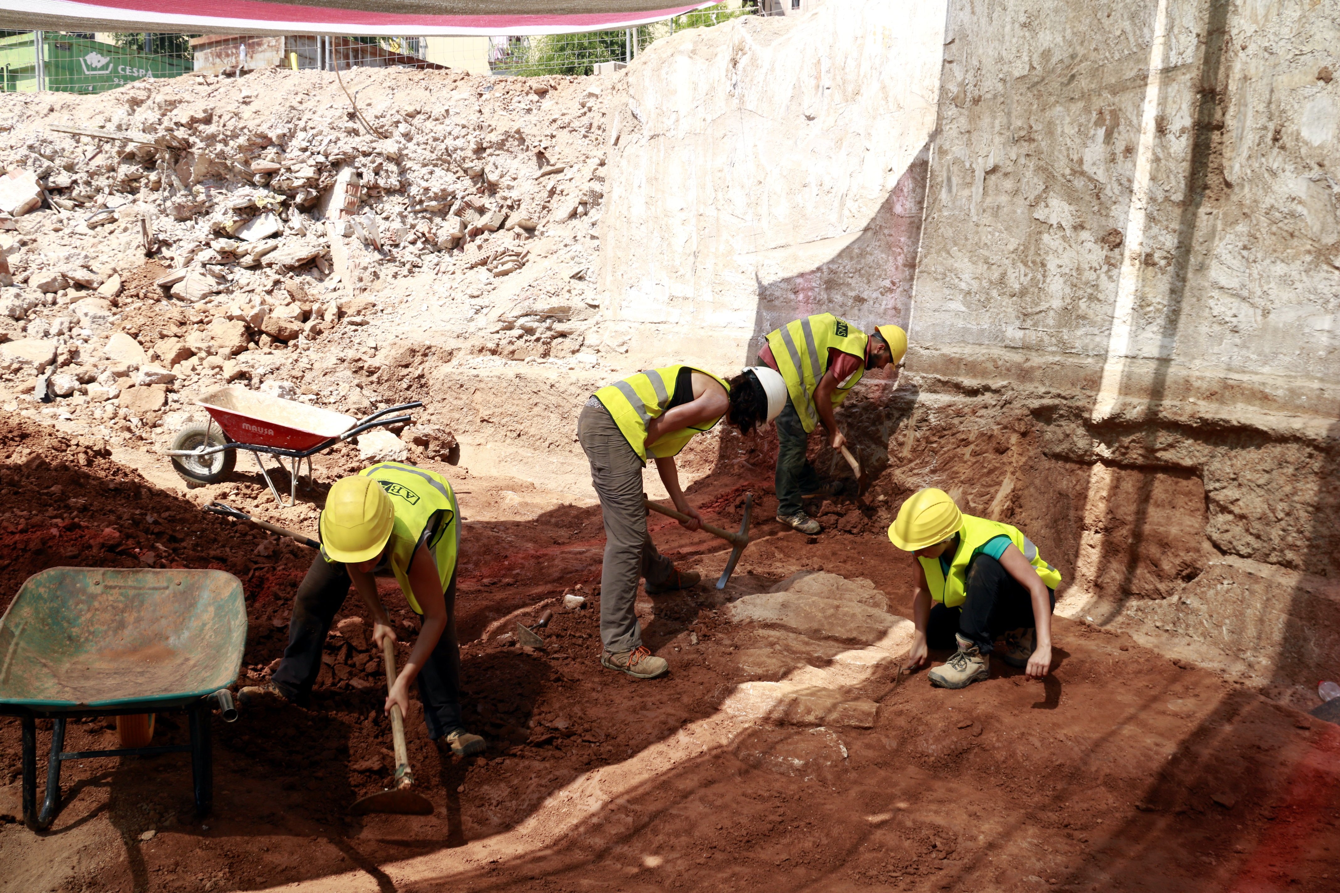 Aparece una necrópolis medieval bajo los antiguos juzgados de Barcelona