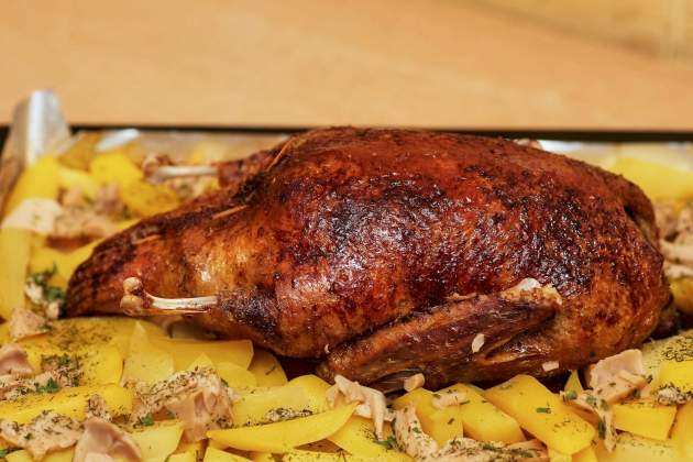El pollo al horno es una gran opción / Foto: Unsplash