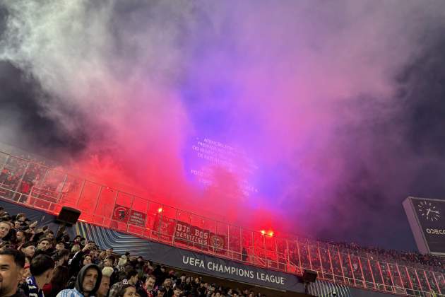 Las bengalas de la afición del Benfica contra el Barça / Foto: Guillem Ramos Las bengalas de la afición del Benfica contra el Barça / Foto: Guillem Ramos