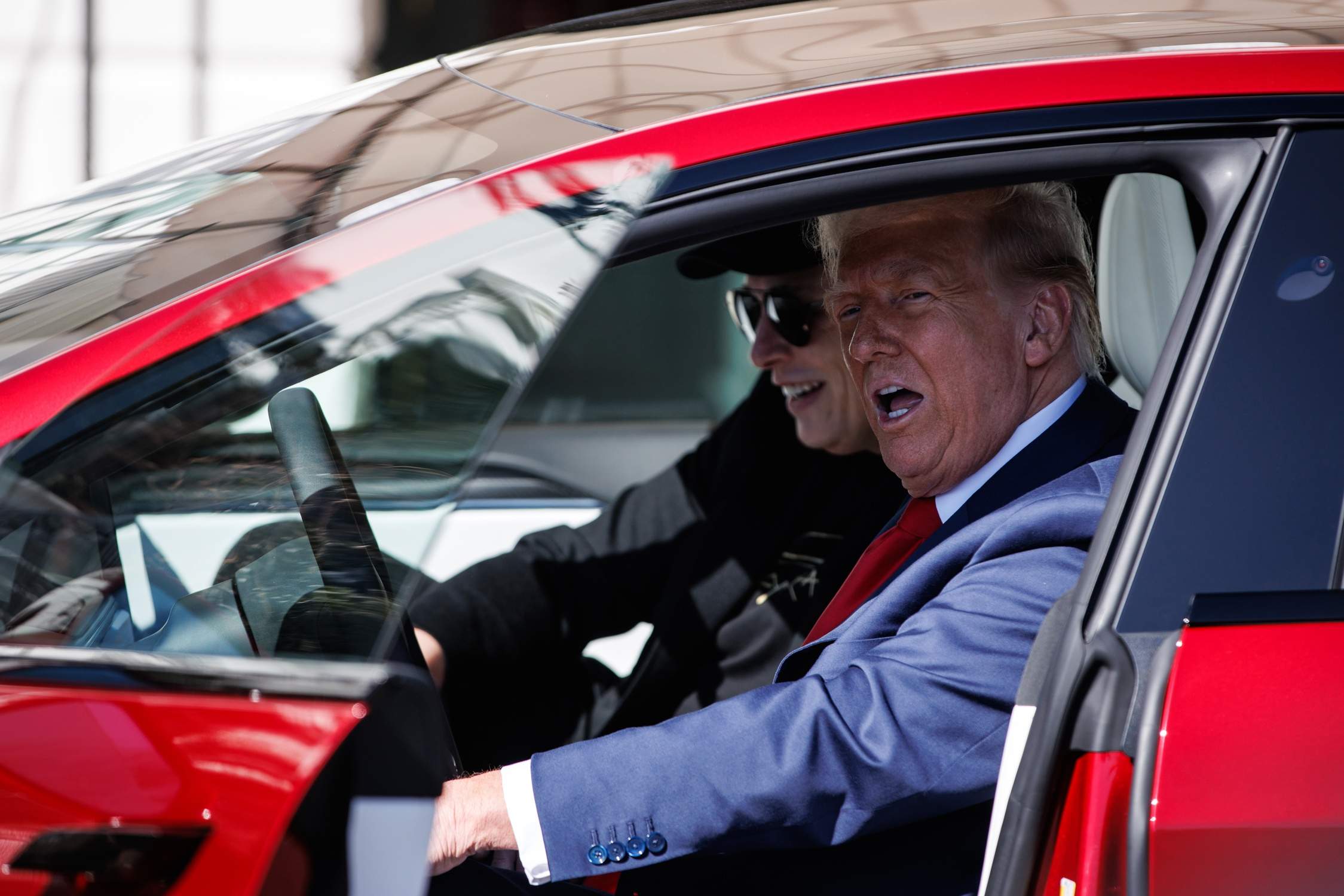 Trump y Musk, en el interior del Tesla S (EFE) Trump y Musk, en el interior del Tesla S (EFE)