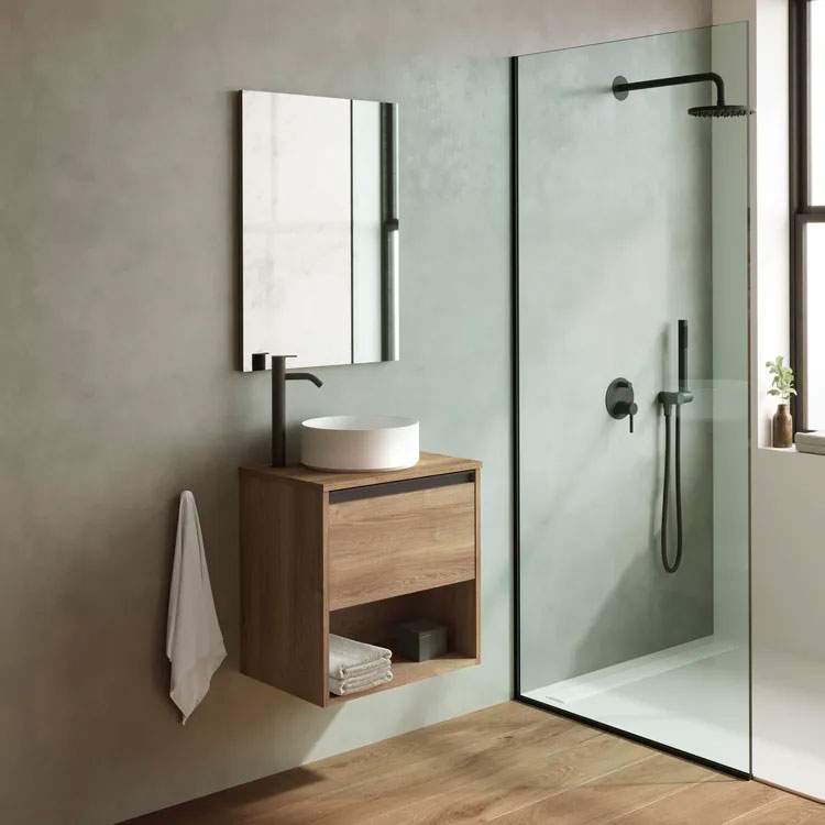 Los interioristas cuentan por qué se están construyendo baños sin barreras visuales en las casas modernas