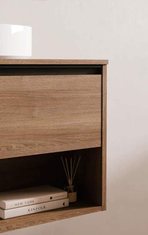 Los expertos dicen que la solución para lavar muebles de madera es usar un paño en la dirección de la veta