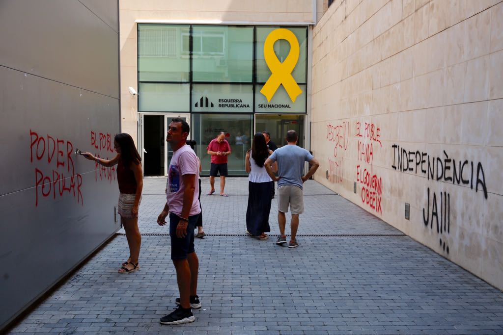 Los CDR hacen una pintada en la sede de ERC: "La autodeterminación es un derecho, no se negocia"