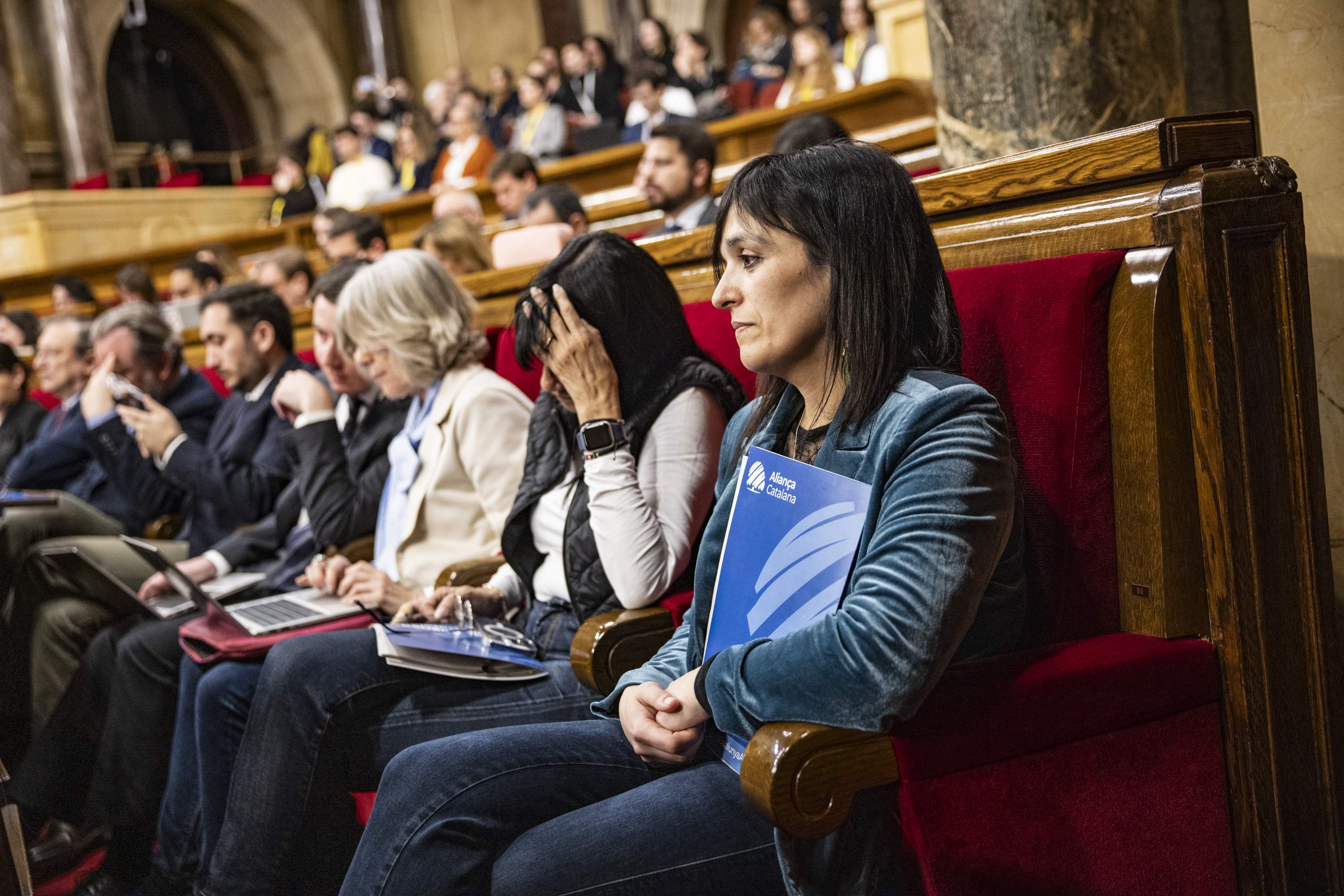 El PP se suma a Aliança y Vox para prohibir todos los velos islámicos en una reyerta entre Junts y Orriols