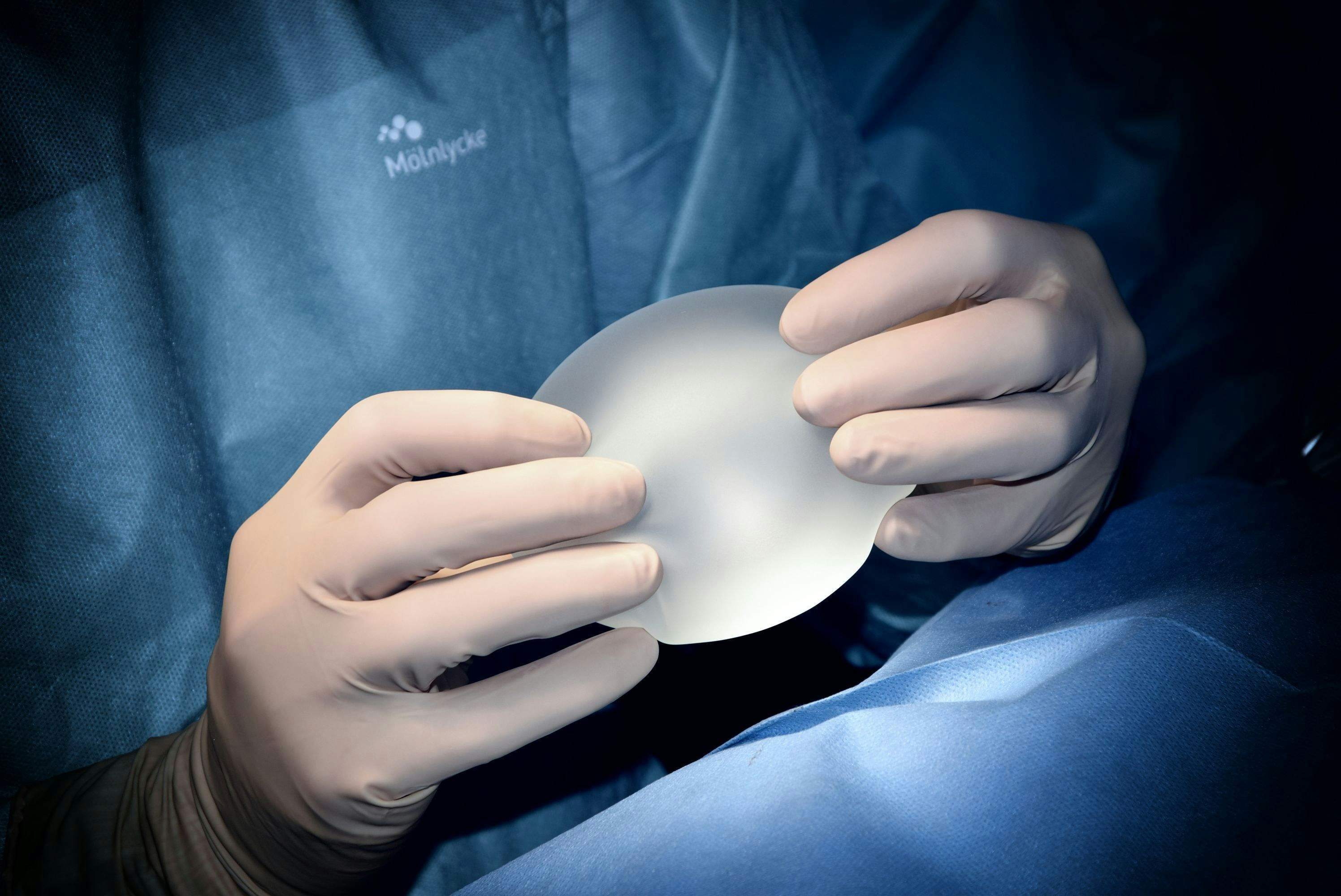 Se duplican las operaciones para retirar implantes mamarios en los últimos años
