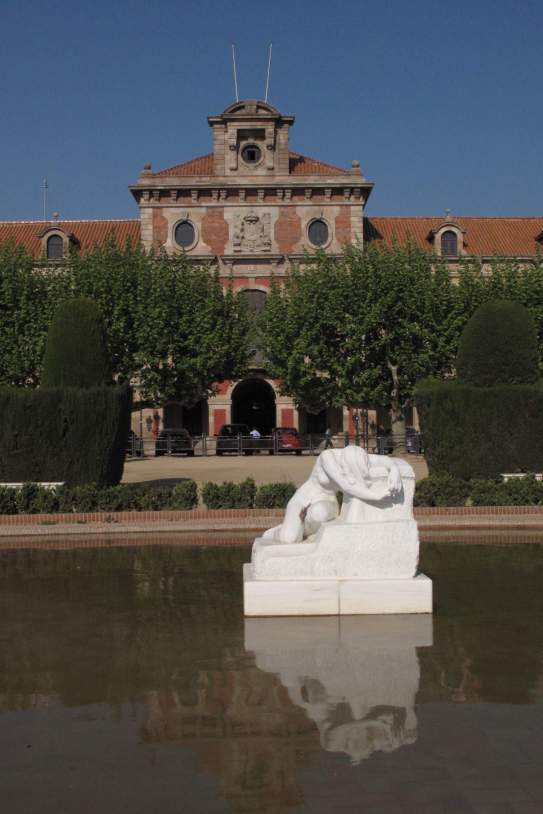 Desconsuelo de Josep Llimona, ante el Parlamento enfo Desconsuelo de Josep Llimona, ante el Parlamento enfo