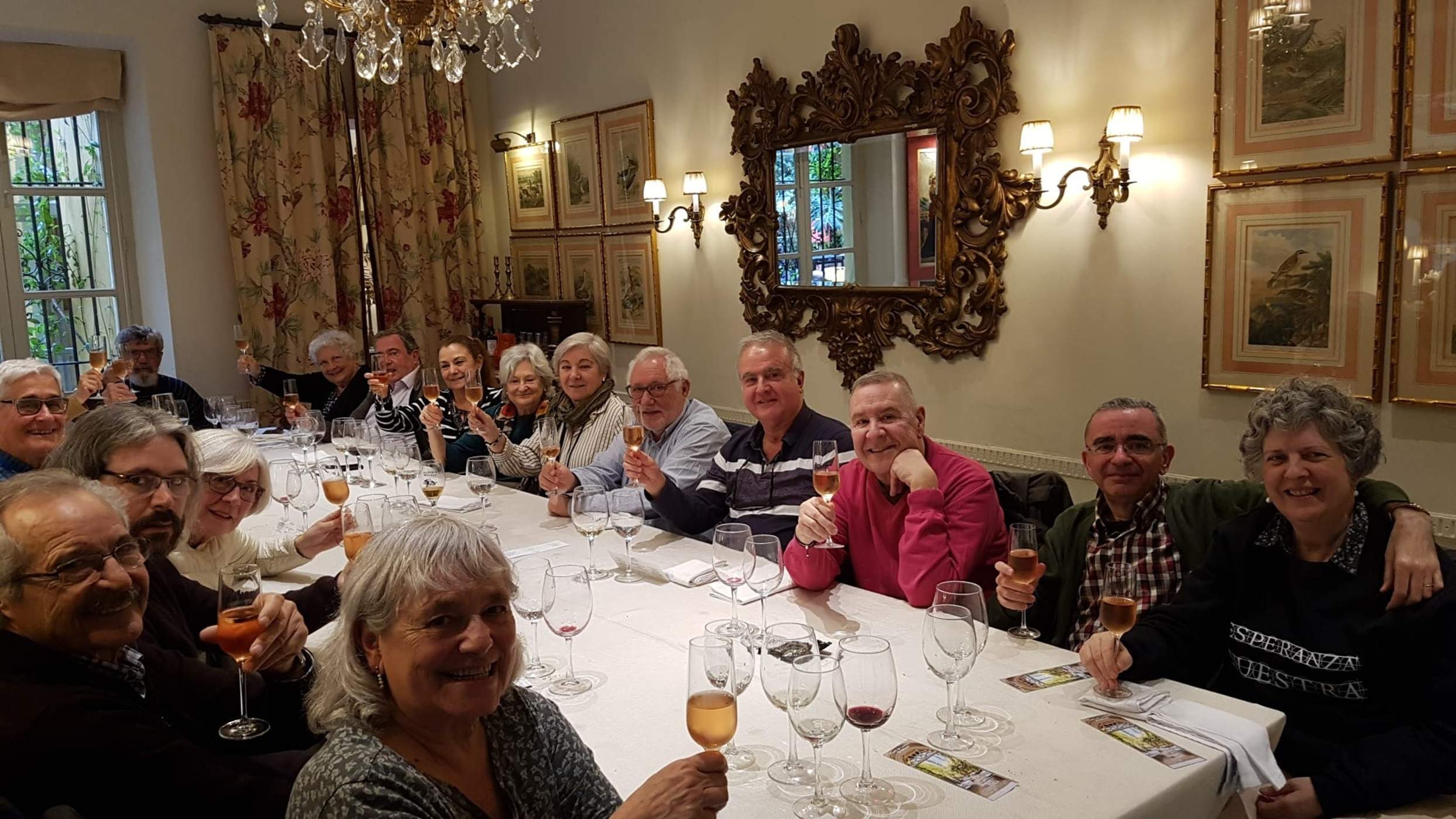 El grup al restaurant Manolo Leon, prop de la Macarena. Foto Marc Pons El grup al restaurant Manolo Leon, prop de la Macarena. Foto Marc Pons