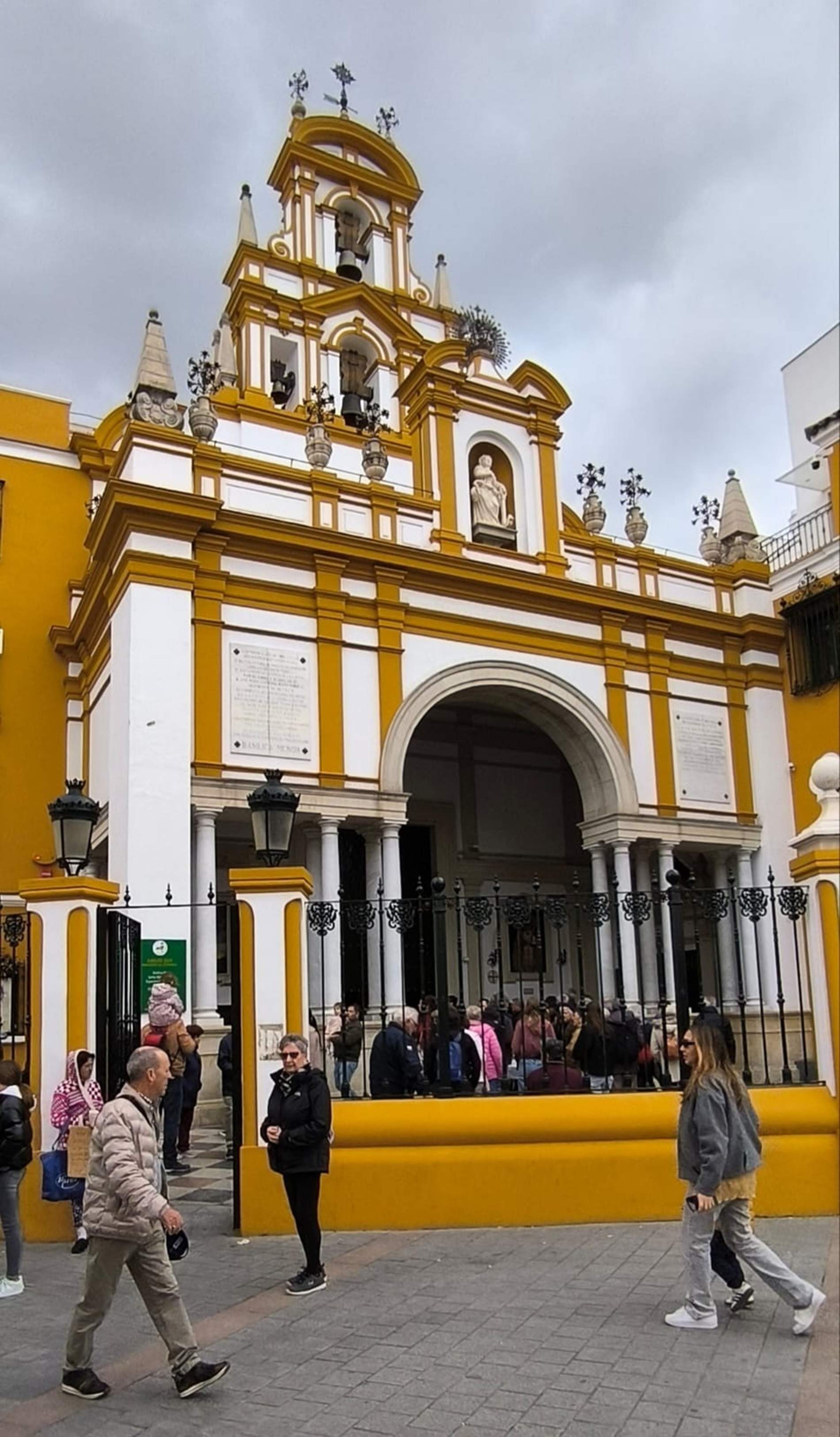 El grup a la Basílica de la Macarena. Cedida Santi Such El grup a la Basílica de la Macarena. Cedida Santi Such