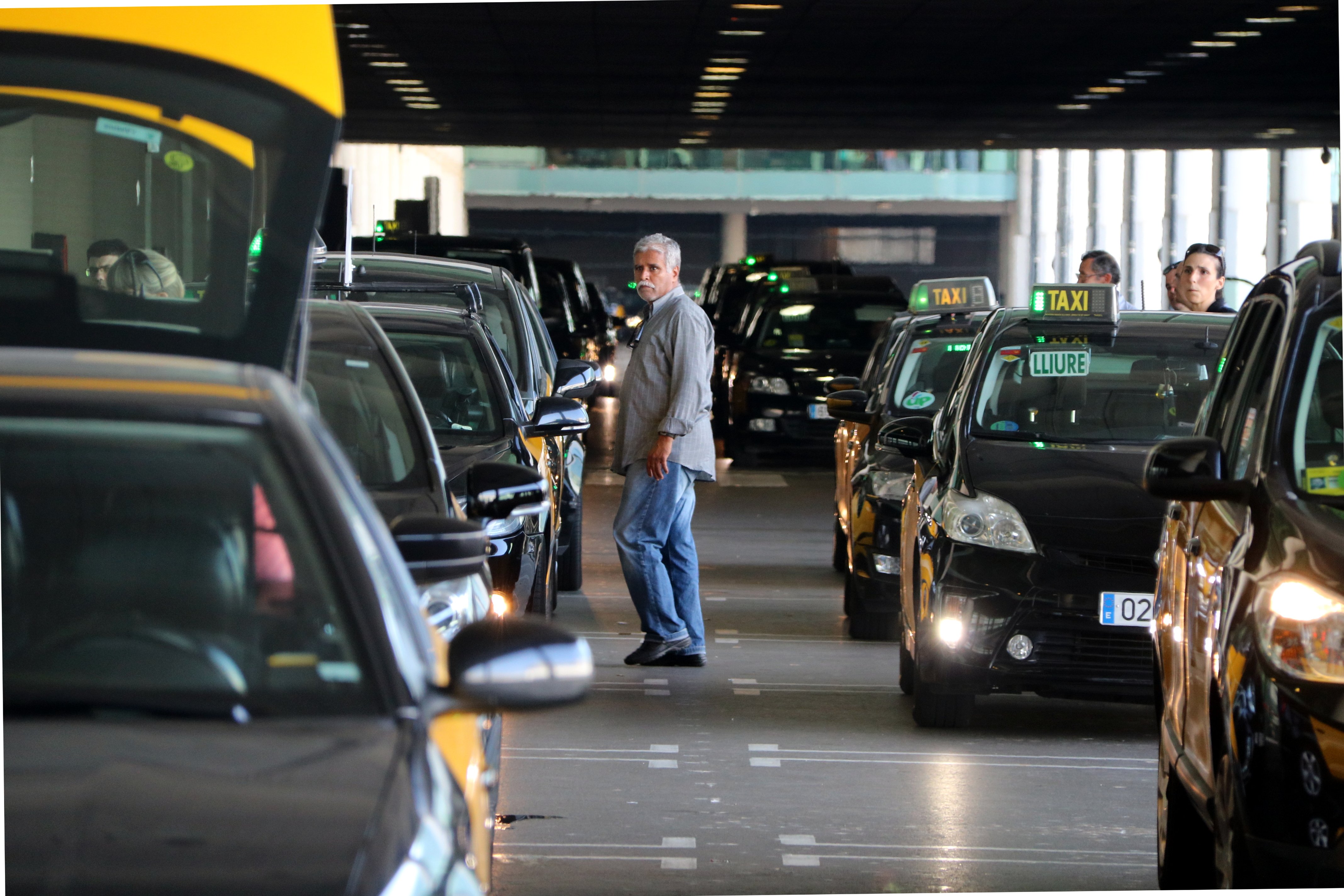 El sector del taxi anuncia demandes i querelles per defensar-se de les VTC