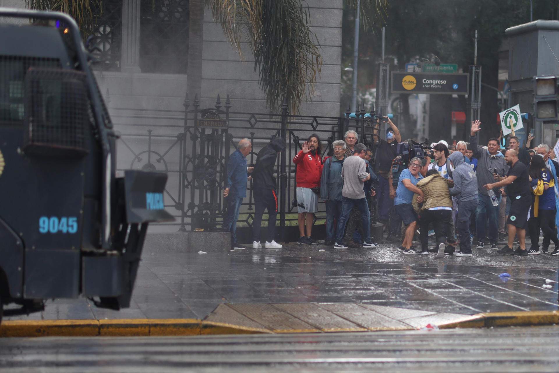 La policia de Milei carrega i llança gasos lacrimògens contra una manifestació de jubilats a Buenos Aires