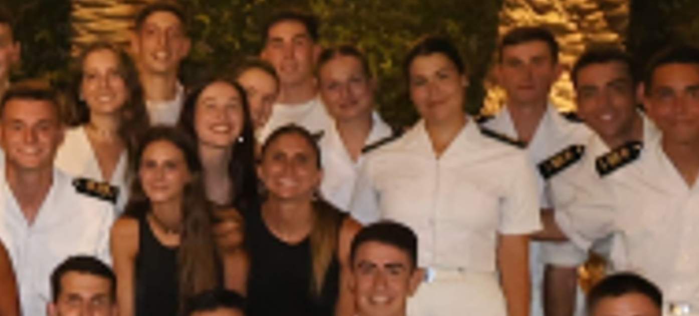 Elionor al mig de la imatge entre companys i uruguaianes, Armada Elionor al mig de la imatge entre companys i uruguaianes, Armada