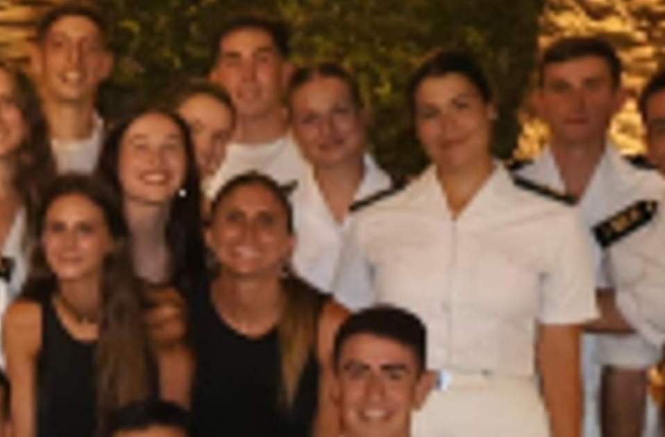 Leonor en medio de la imagen entre compañeros y uruguayas, Armada Leonor en medio de la imagen entre compañeros y uruguayas, Armada