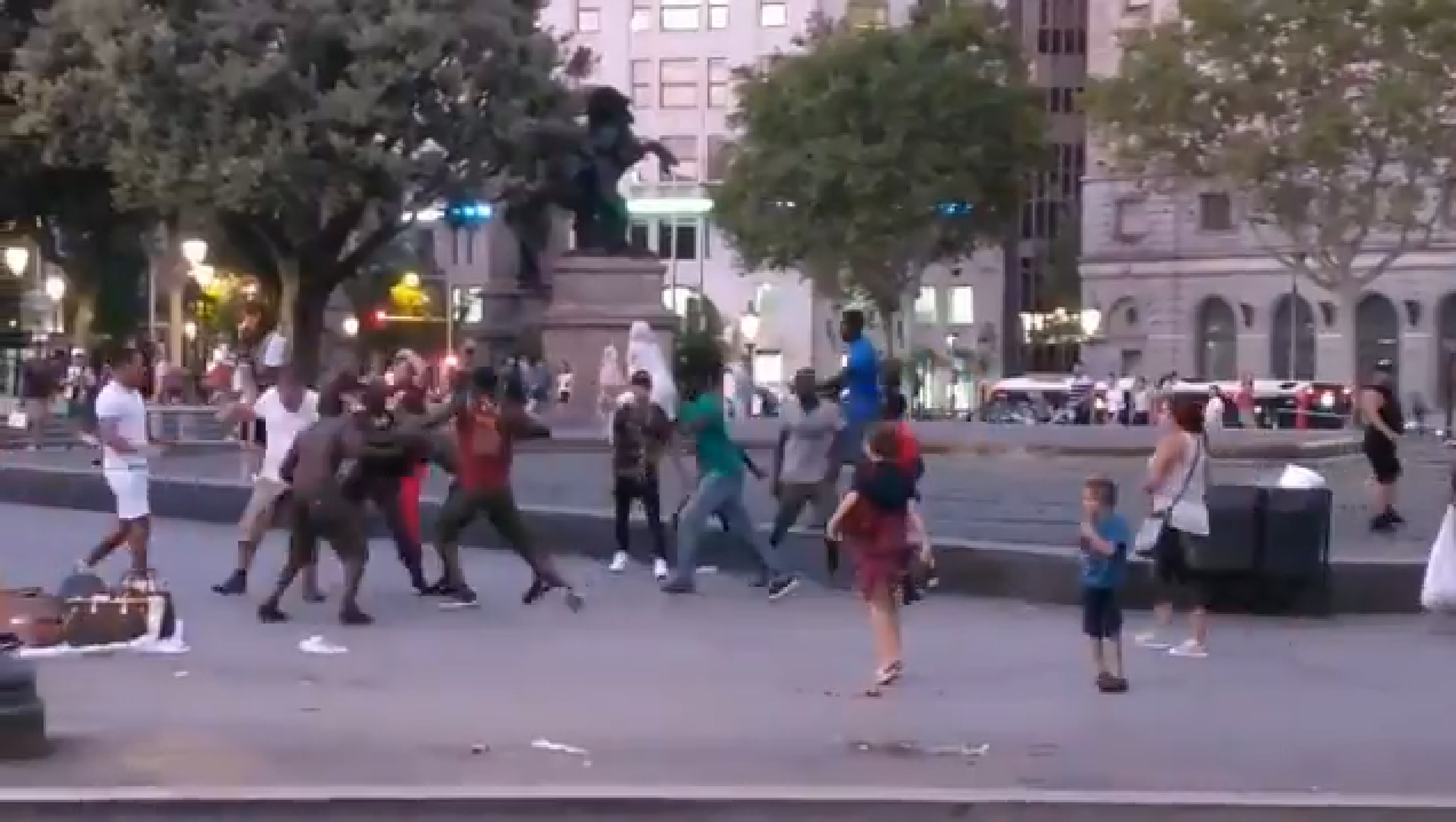 Vídeo: Así acorralaron los manteros al turista herido en plaza Catalunya