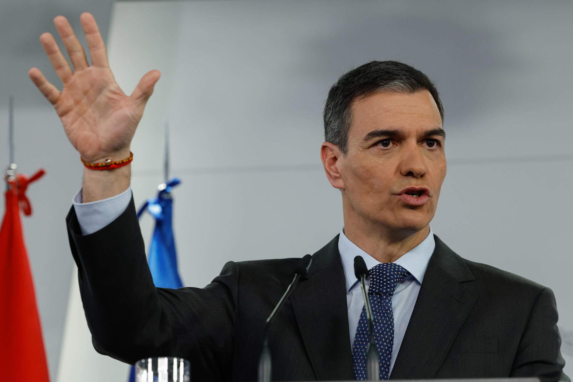 Sánchez promet als socis un augment en despesa militar sense retallades socials