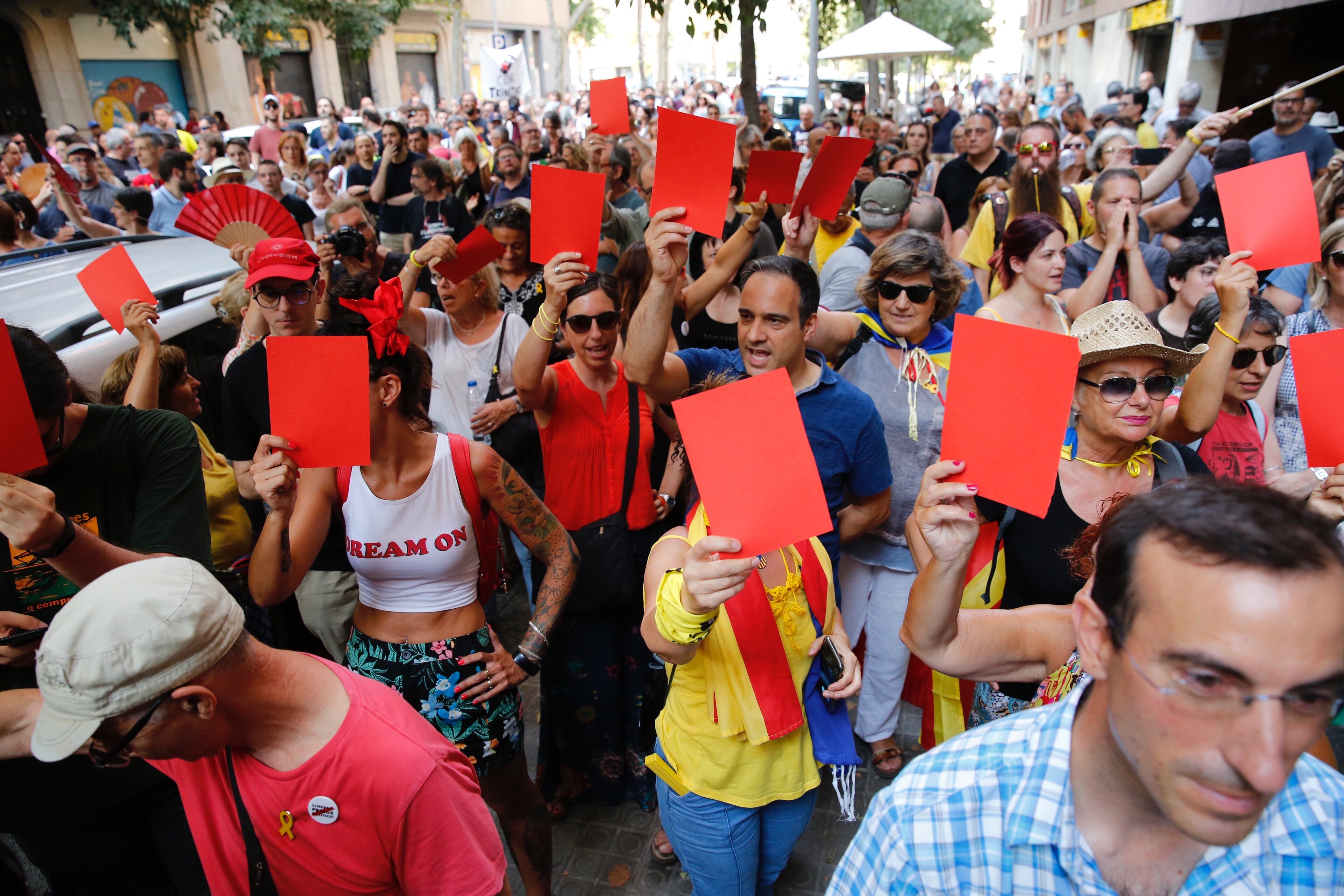 Los CDR se concentran en la sede de la CUP para pedir que "tumbe" el Govern