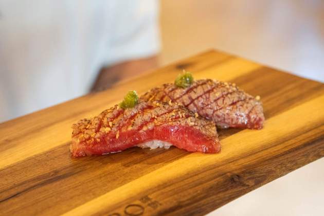 El nigiri de wagyu de l’Akiro / Foto: Marta Garreta El nigiri de wagyu de l’Akiro / Foto: Marta Garreta