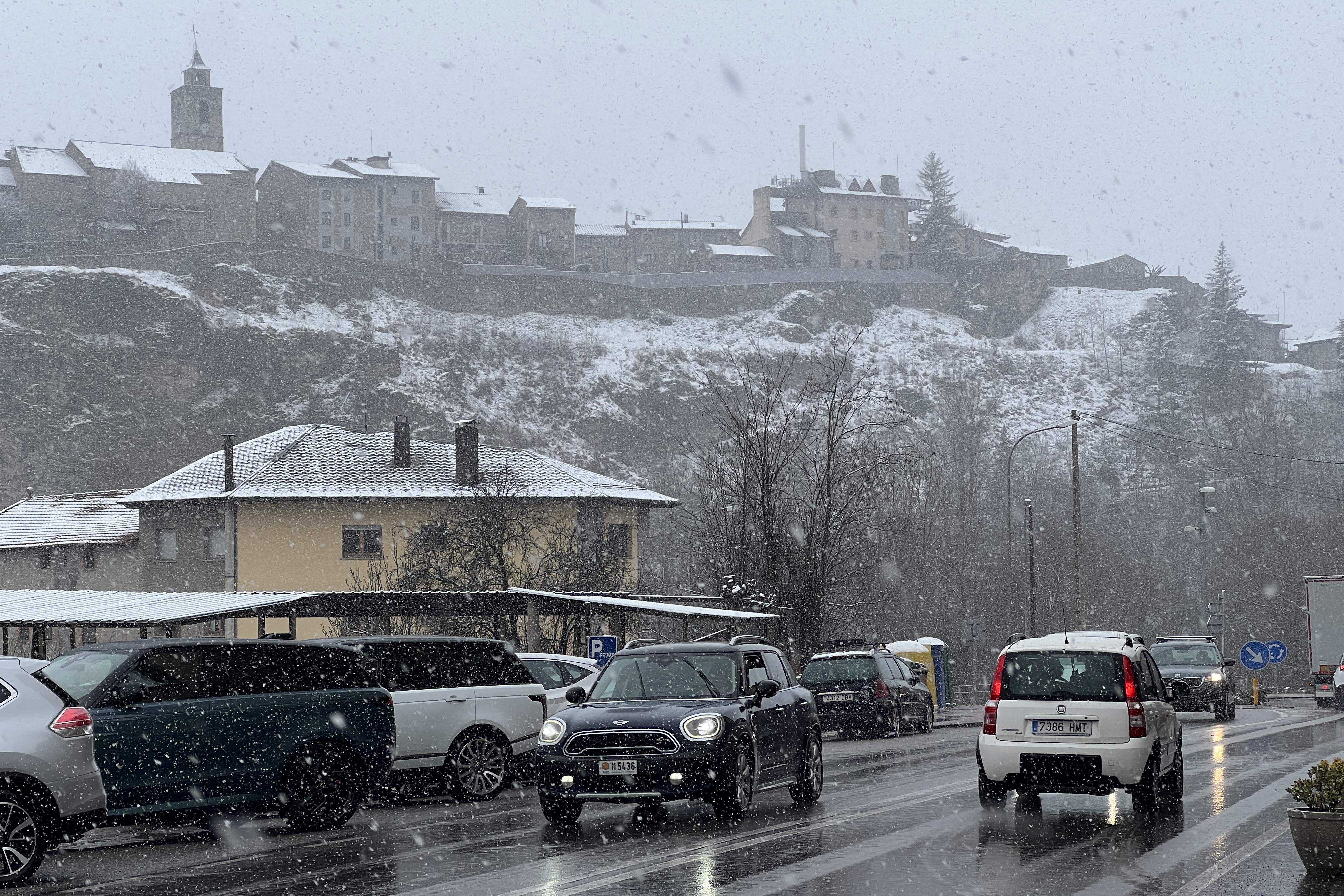 Primeras afectaciones por nieve en Catalunya por Navidad y alerta en los móviles del Empordà
