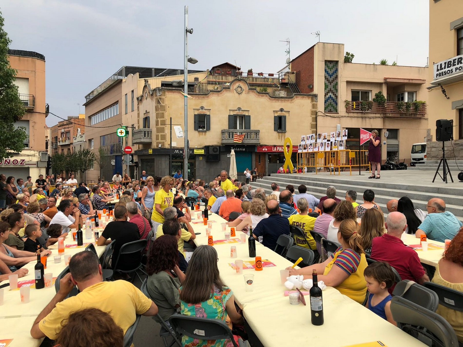 Multitudinari sopar groc en homenatge a Junqueras a Sant Vicenç dels Horts