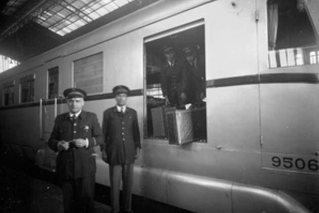Personal de Renfe. Circa 1950. Font: Fundacion de los Ferrocarriles Españoles (1) Personal de Renfe. Circa 1950. Font: Fundacion de los Ferrocarriles Españoles (1)