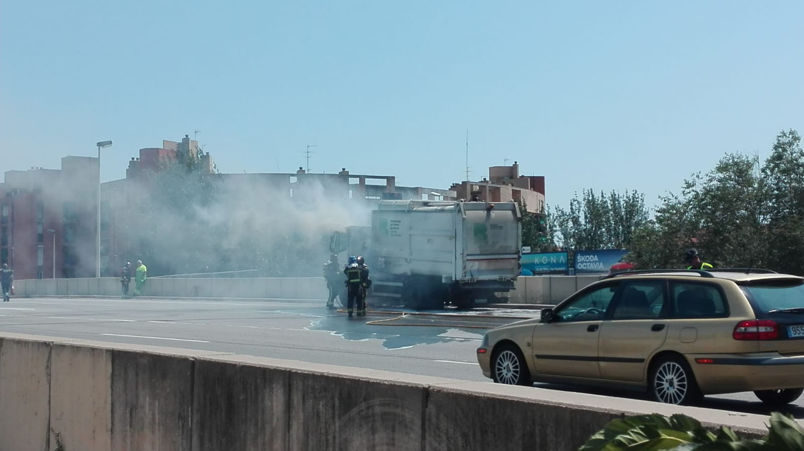 Un camión de la basura quema en el Nus de la Trinitat