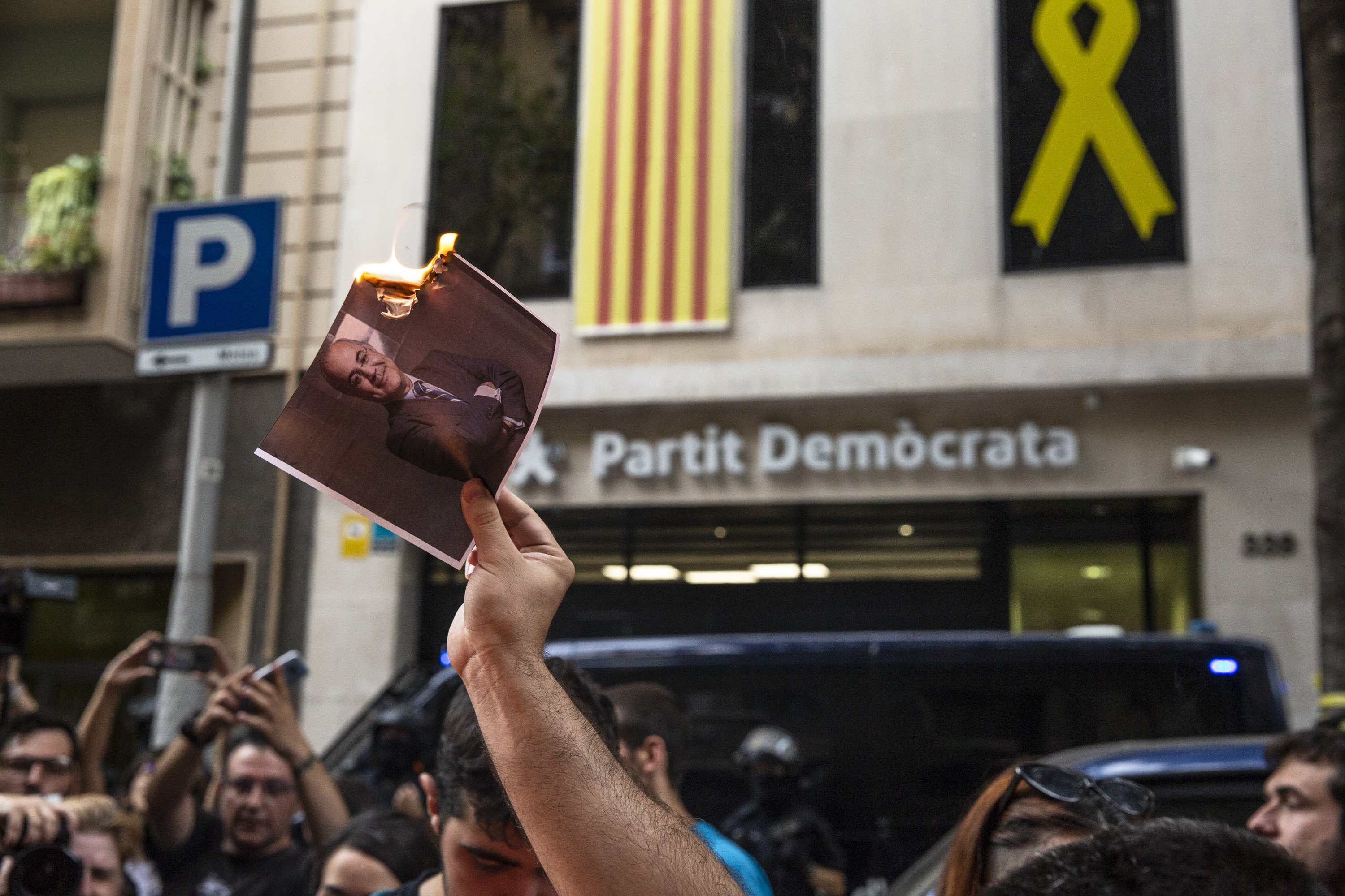 Els CDR cremen fotos del Rei i Llarena davant la seu del PDeCAT